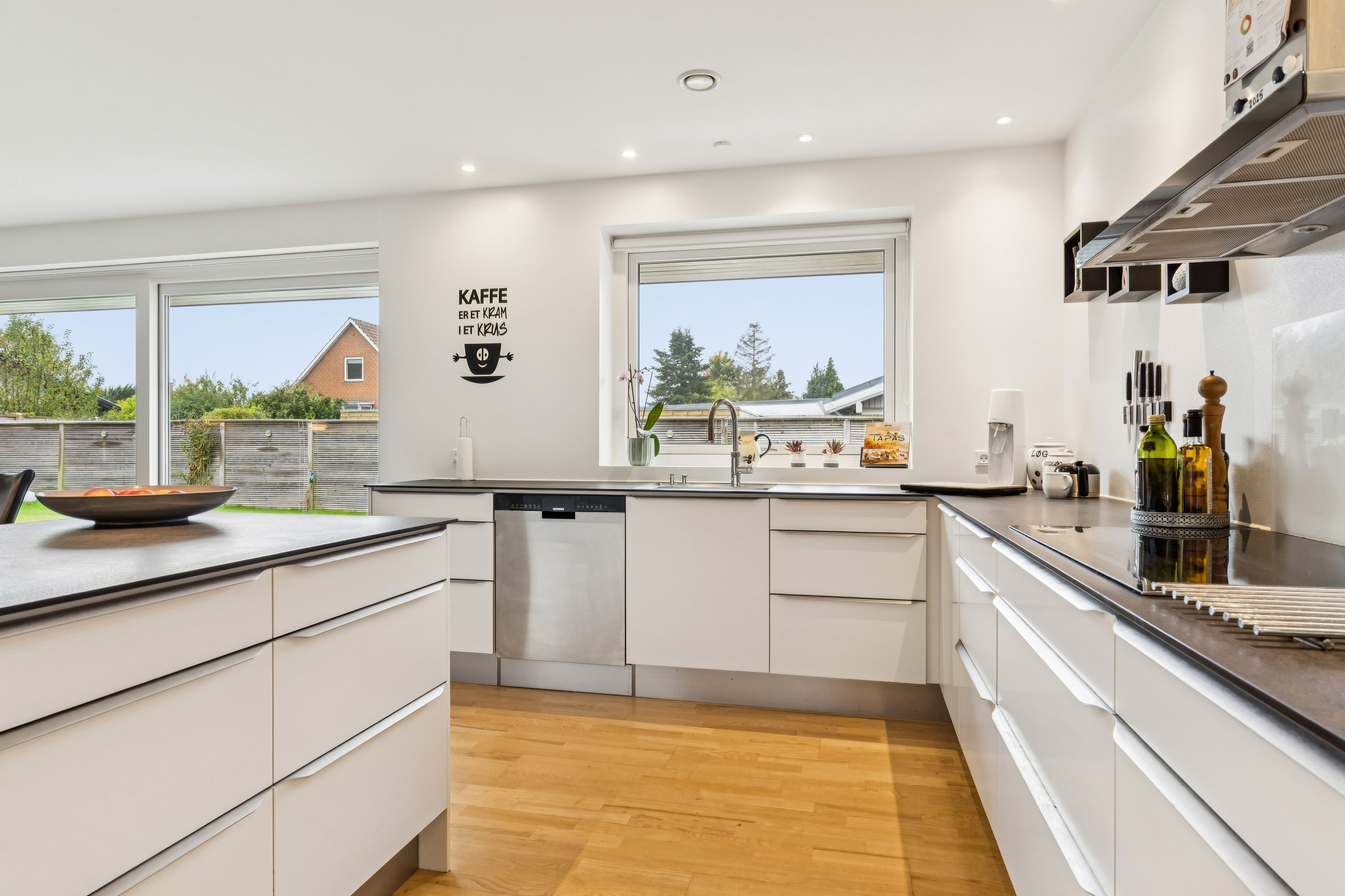 Fremhævet køkken billede i fuldskærmstilstand. Billede af Meteorvej 16, 2730 Herlev