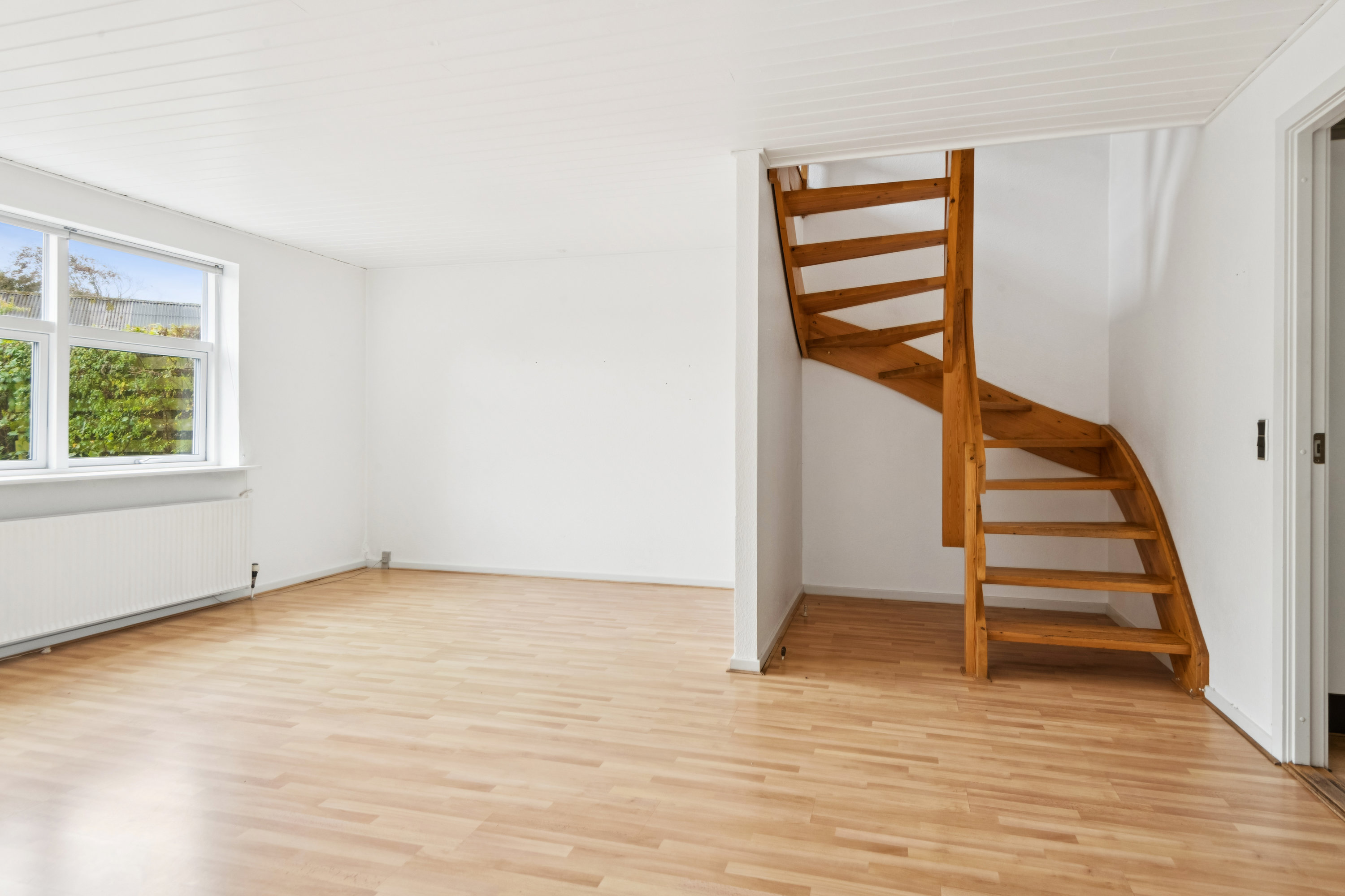 Fremhævet stue billede i fuldskærmstilstand. Billede af Augustvej 5, 9270 Klarup