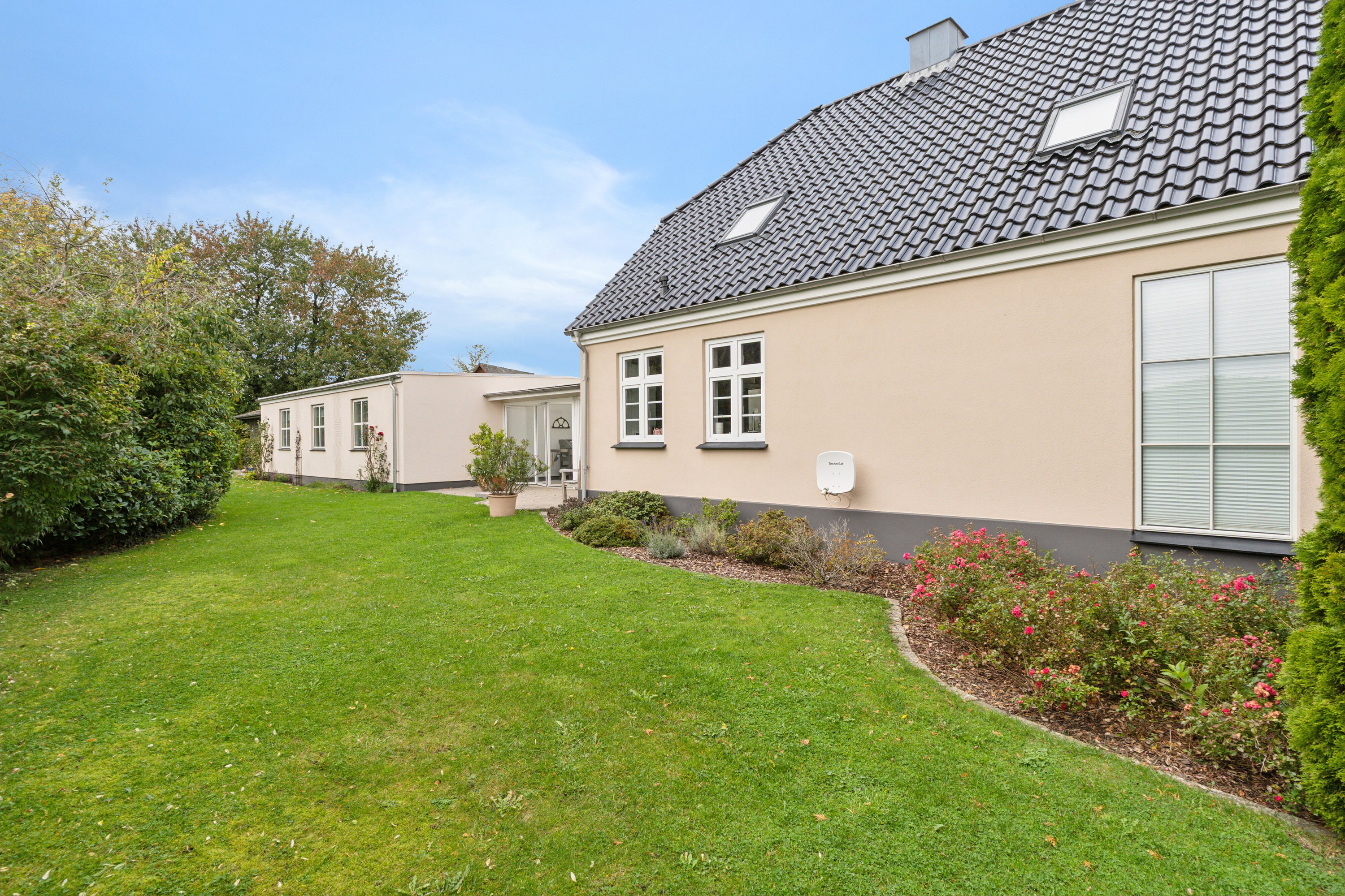 Fremhævet ejendommen set fra haven billede i fuldskærmstilstand. Billede af Bovvej 29, 6330 Padborg