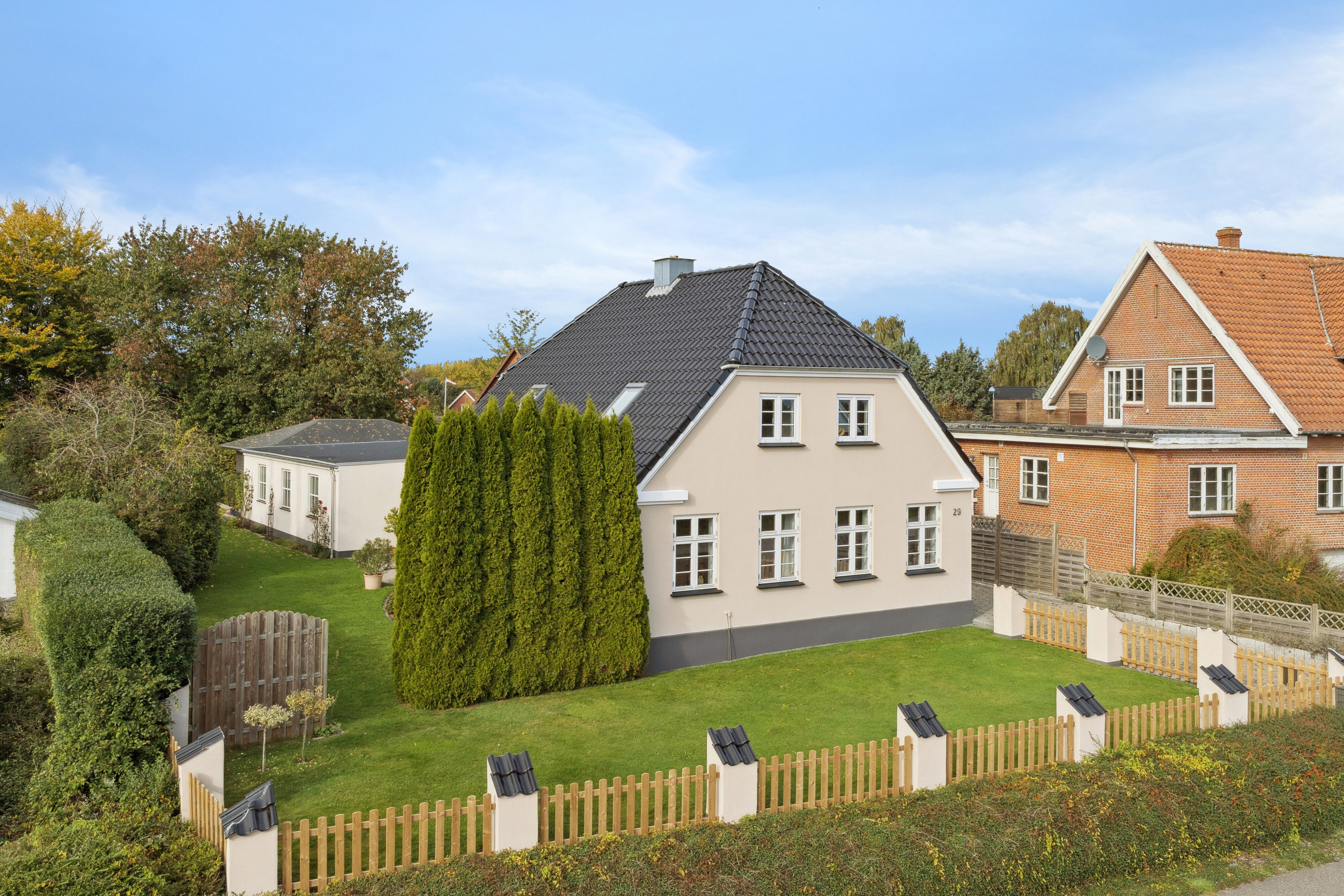 Fremhævet ejendommen set fra vejen billede i fuldskærmstilstand. Billede af Bovvej 29, 6330 Padborg