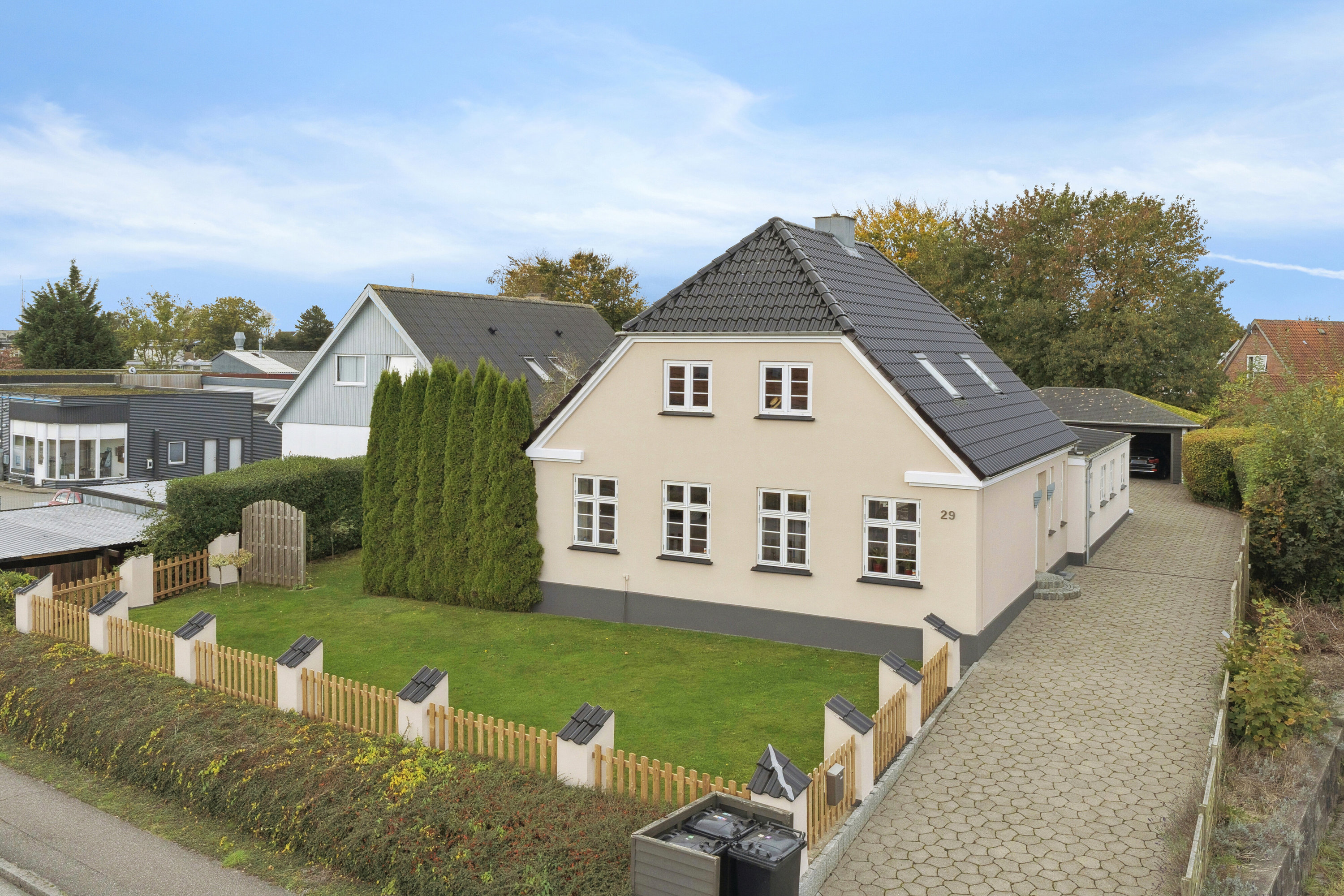 Fremhævet ejendommen set fra vejen billede i fuldskærmstilstand. Billede af Bovvej 29, 6330 Padborg