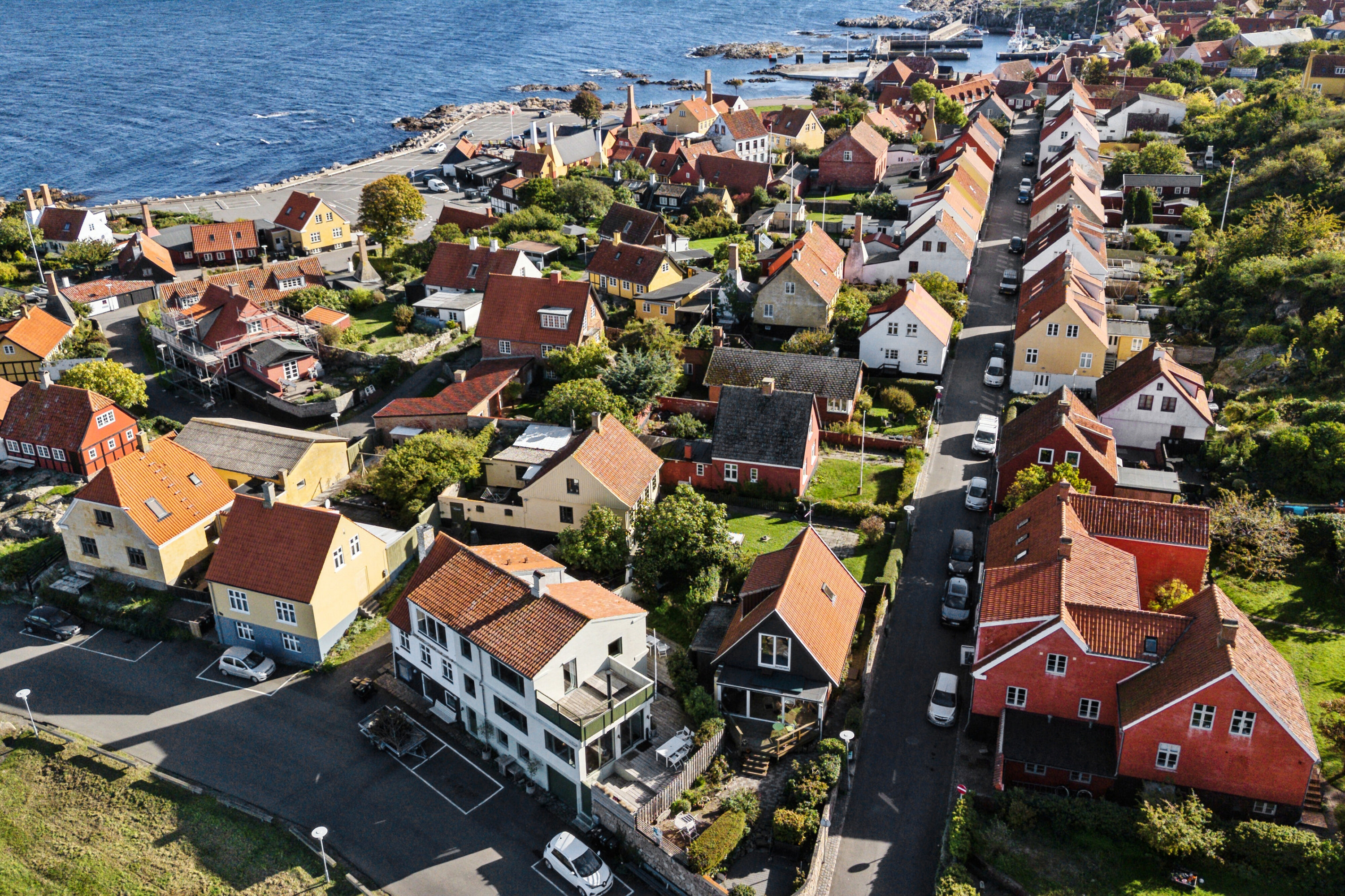 Fremhævet luftfoto billede i fuldskærmstilstand. Billede af Løkkegade 34, Gudhjem, 3760 Gudhjem