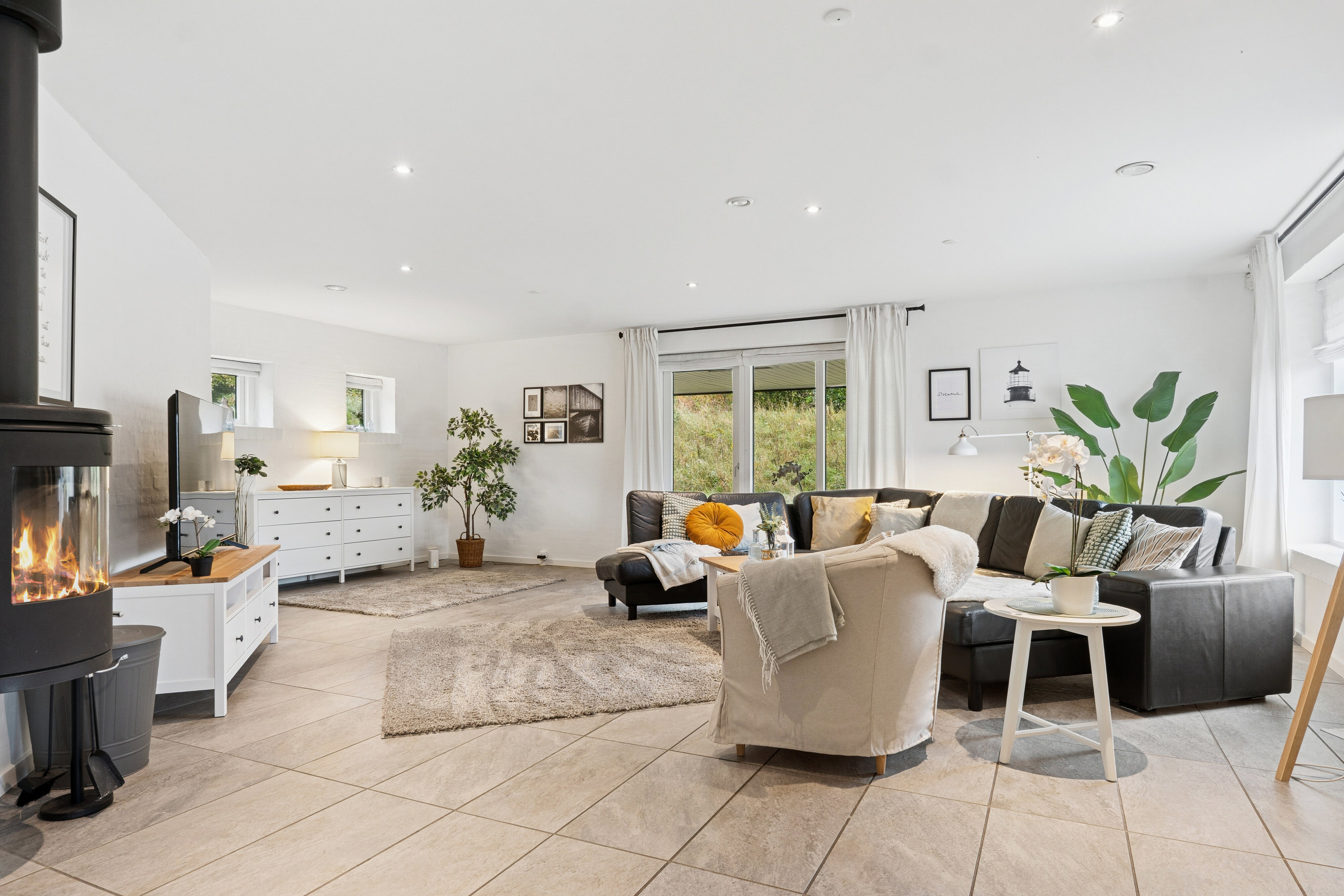 Fremhævet stue billede i fuldskærmstilstand. Billede af Teglgårdshaven 8, 9870 Sindal