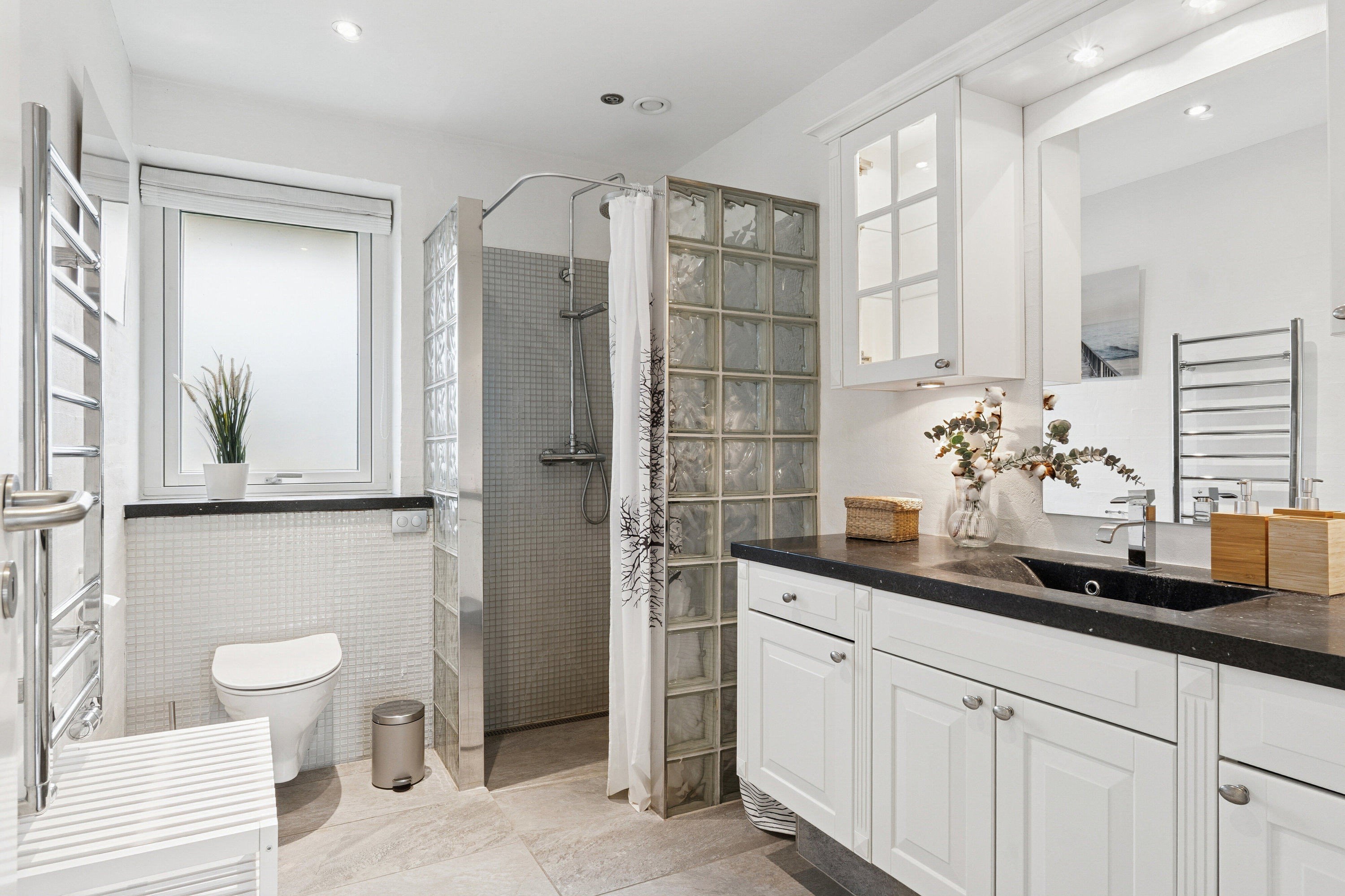 Fremhævet badeværelse billede i fuldskærmstilstand. Billede af Teglgårdshaven 8, 9870 Sindal