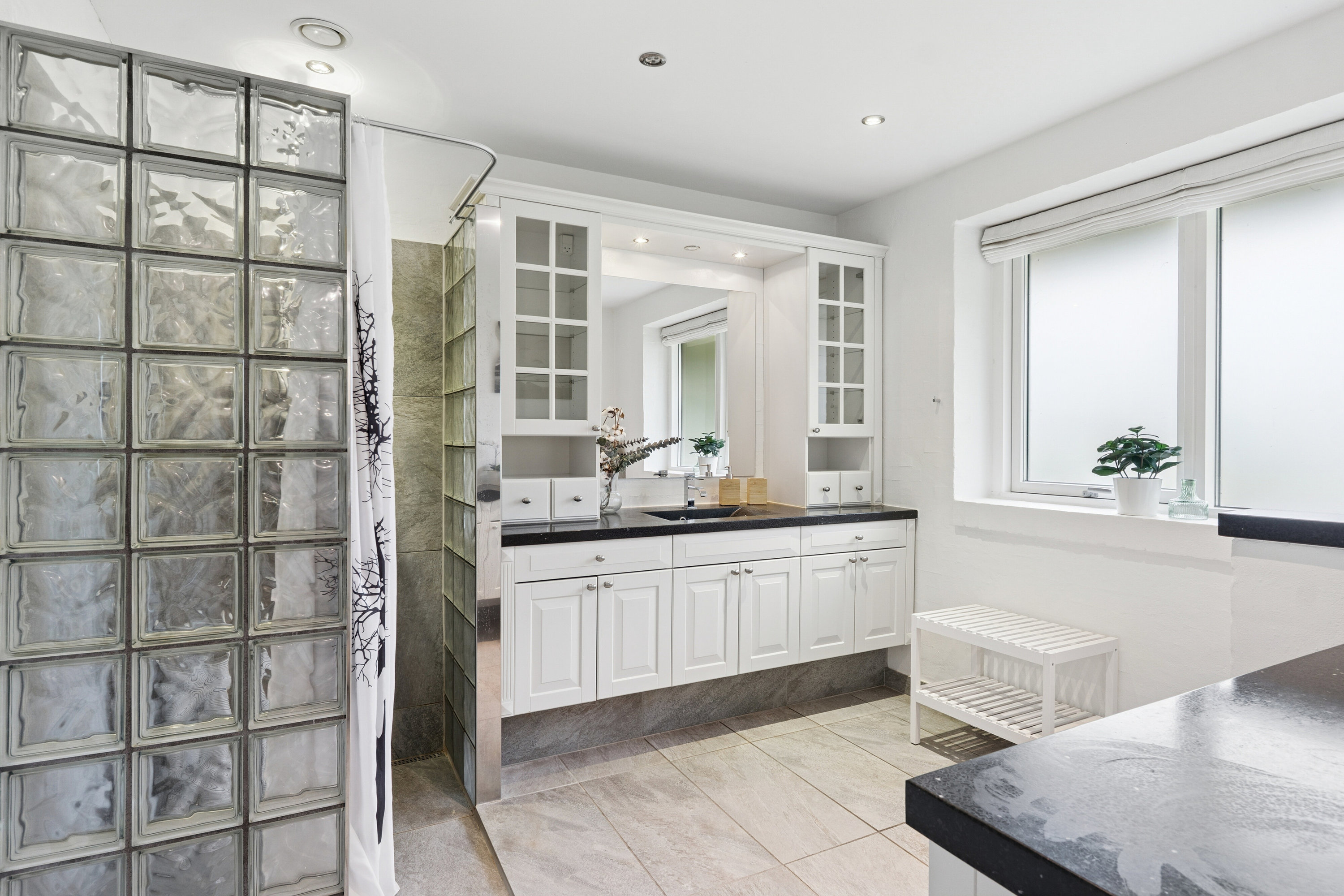 Fremhævet badeværelse billede i fuldskærmstilstand. Billede af Teglgårdshaven 8, 9870 Sindal