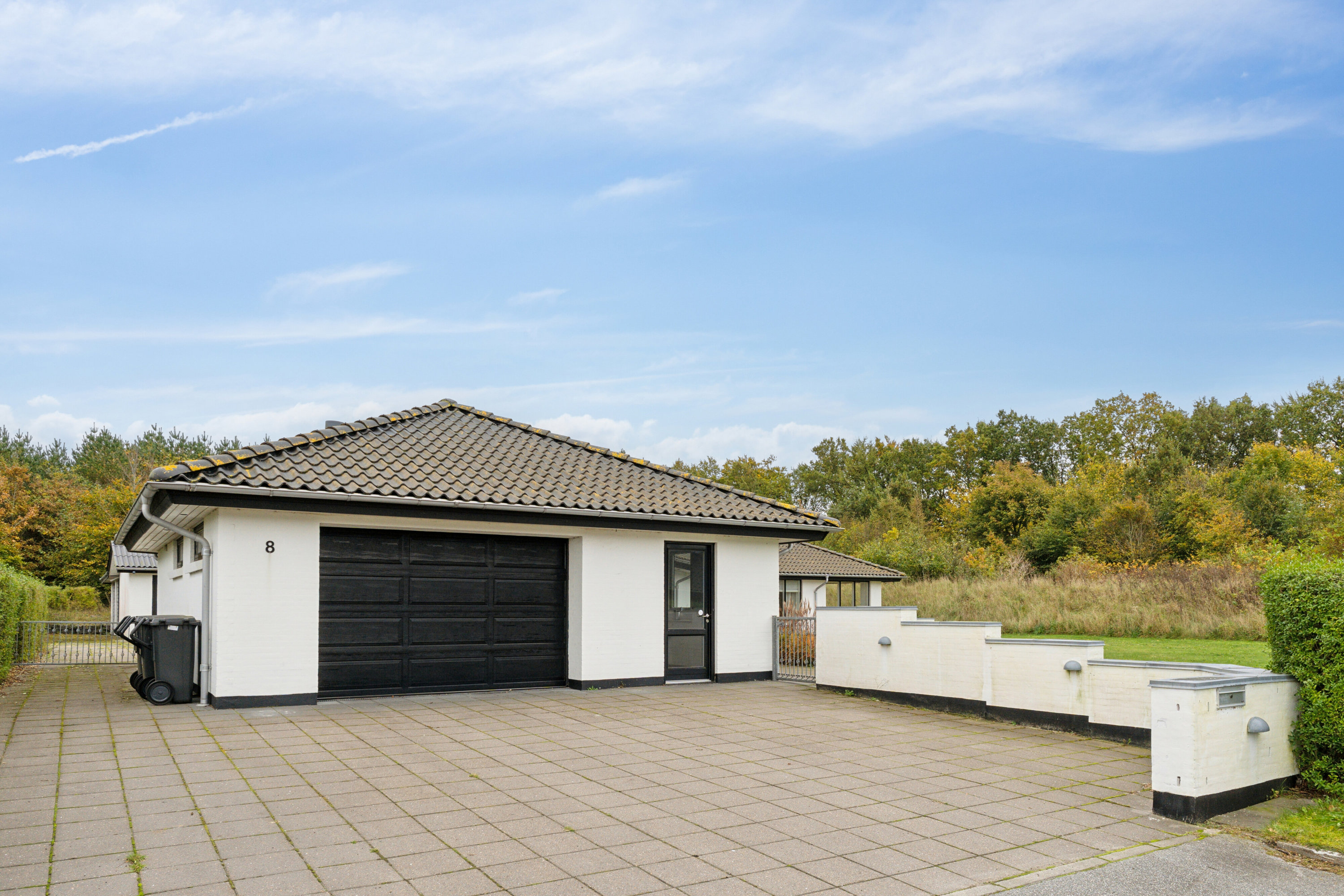 Fremhævet set fra vejen billede i fuldskærmstilstand. Billede af Teglgårdshaven 8, 9870 Sindal