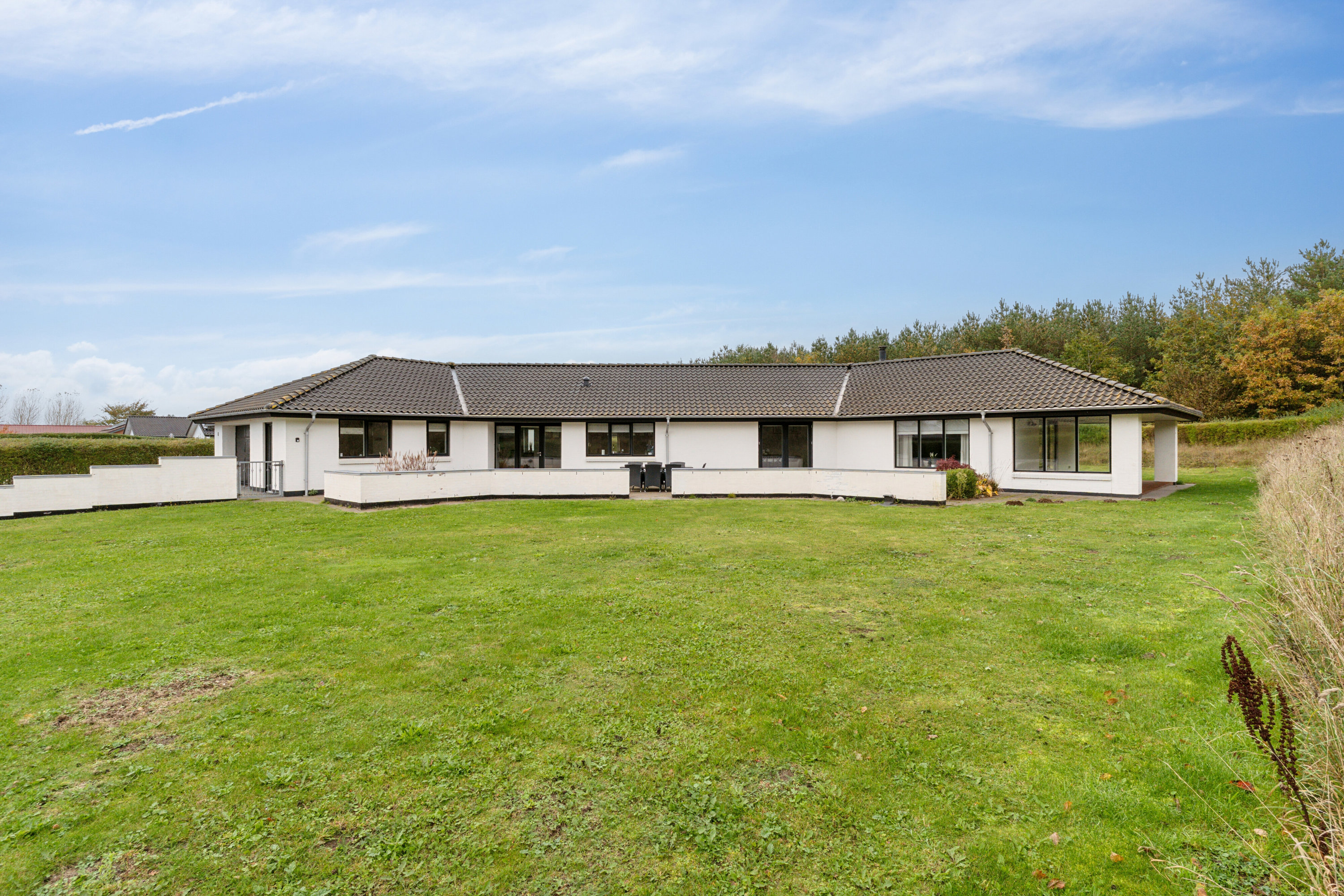 Fremhævet set fra haven billede i fuldskærmstilstand. Billede af Teglgårdshaven 8, 9870 Sindal