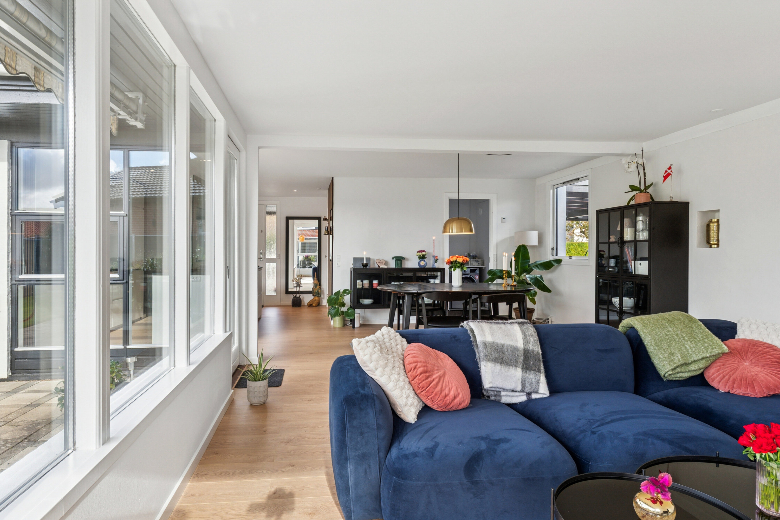 Fremhævet stue billede i fuldskærmstilstand. Billede af Theseus Alle 15, 2650 Hvidovre