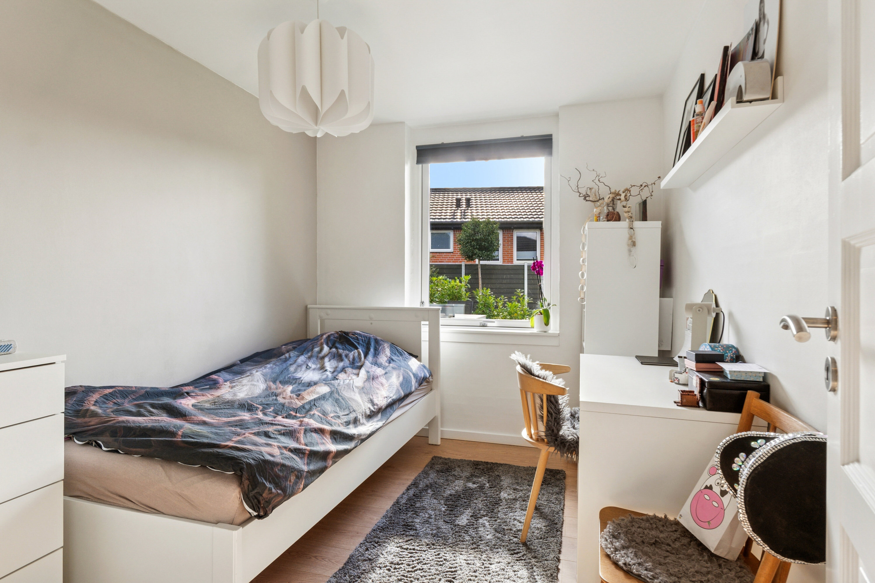 Fremhævet soveværelse billede i fuldskærmstilstand. Billede af Theseus Alle 15, 2650 Hvidovre