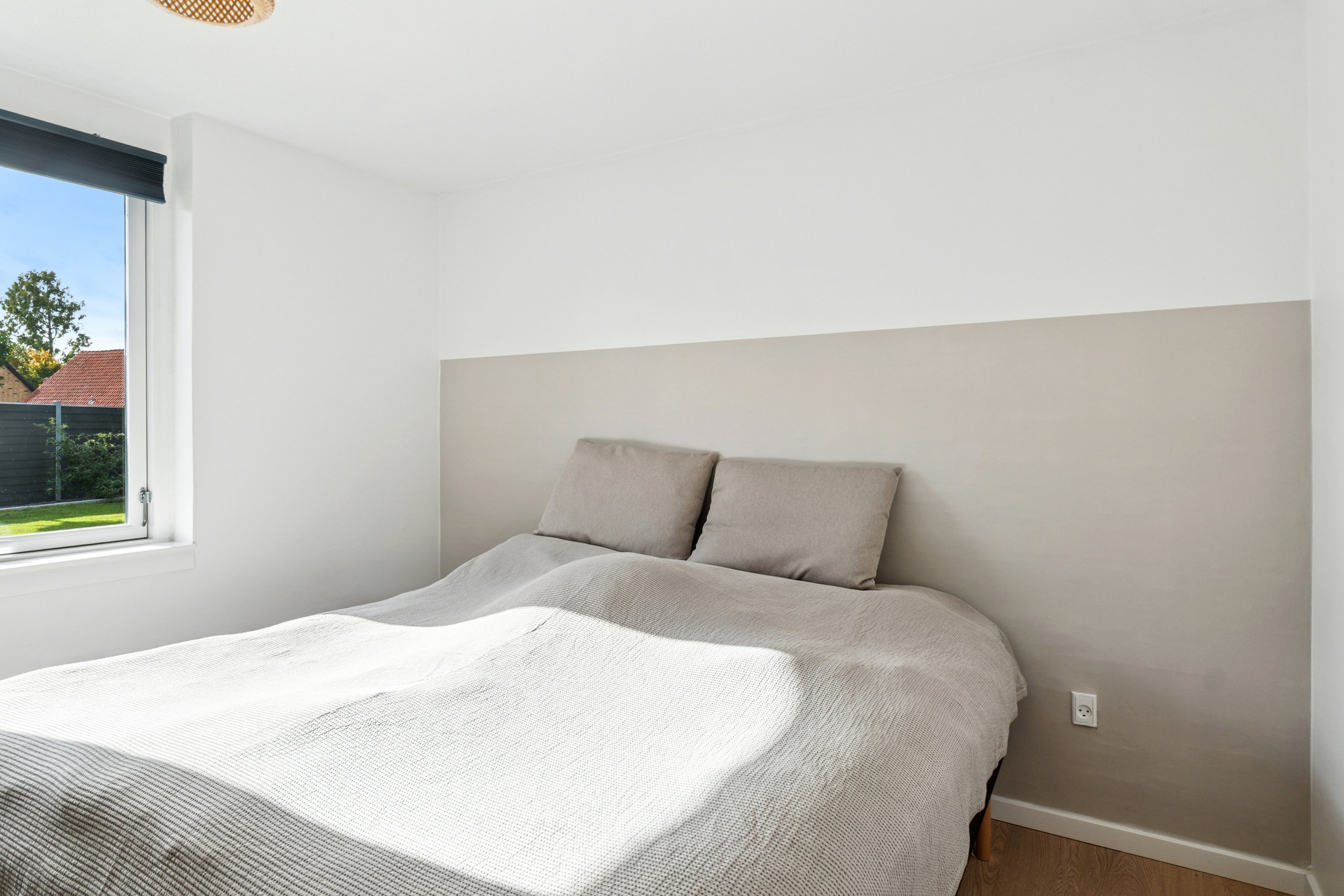 Fremhævet soveværelse billede i fuldskærmstilstand. Billede af Theseus Alle 15, 2650 Hvidovre