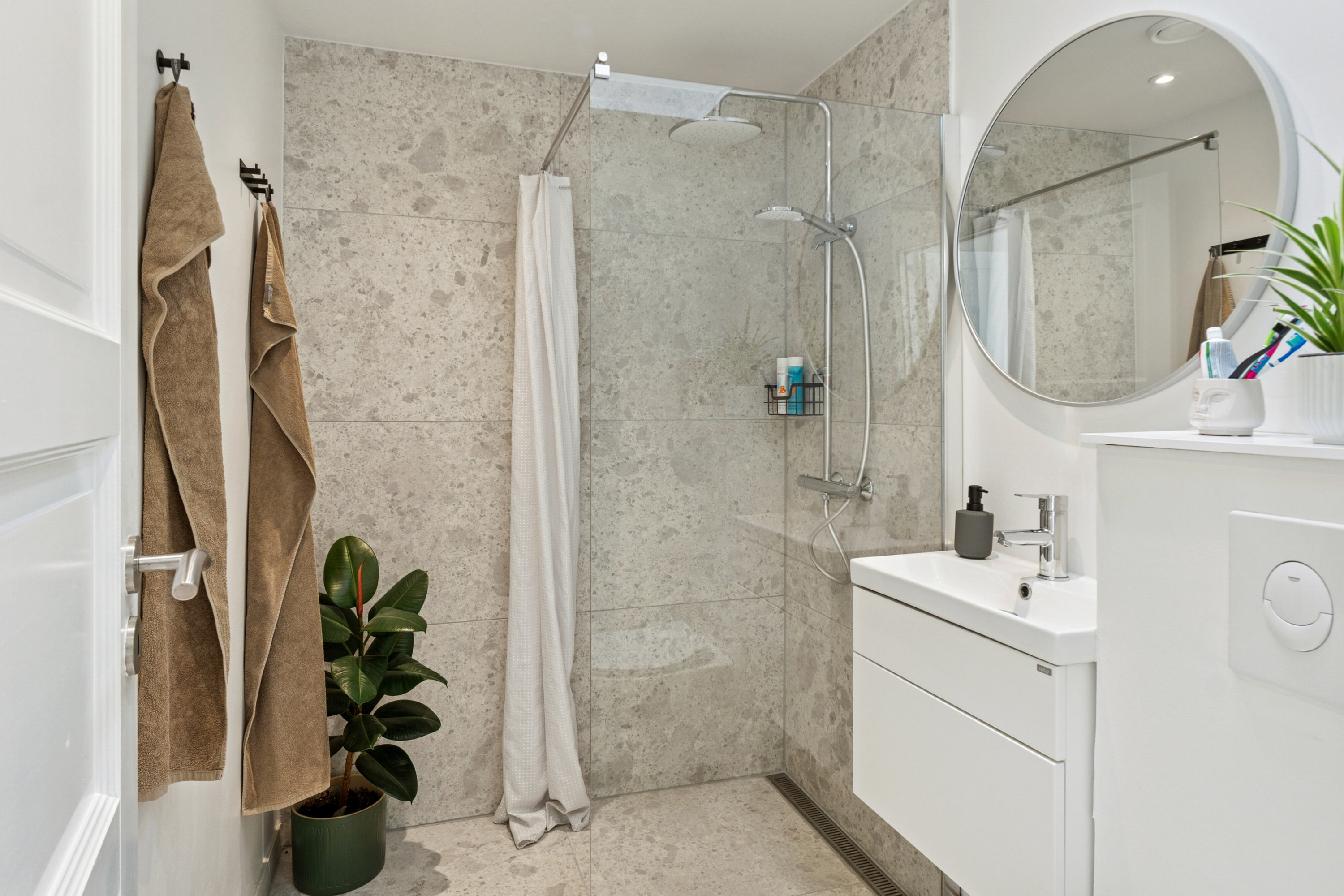 Fremhævet badeværelse billede i fuldskærmstilstand. Billede af Theseus Alle 15, 2650 Hvidovre