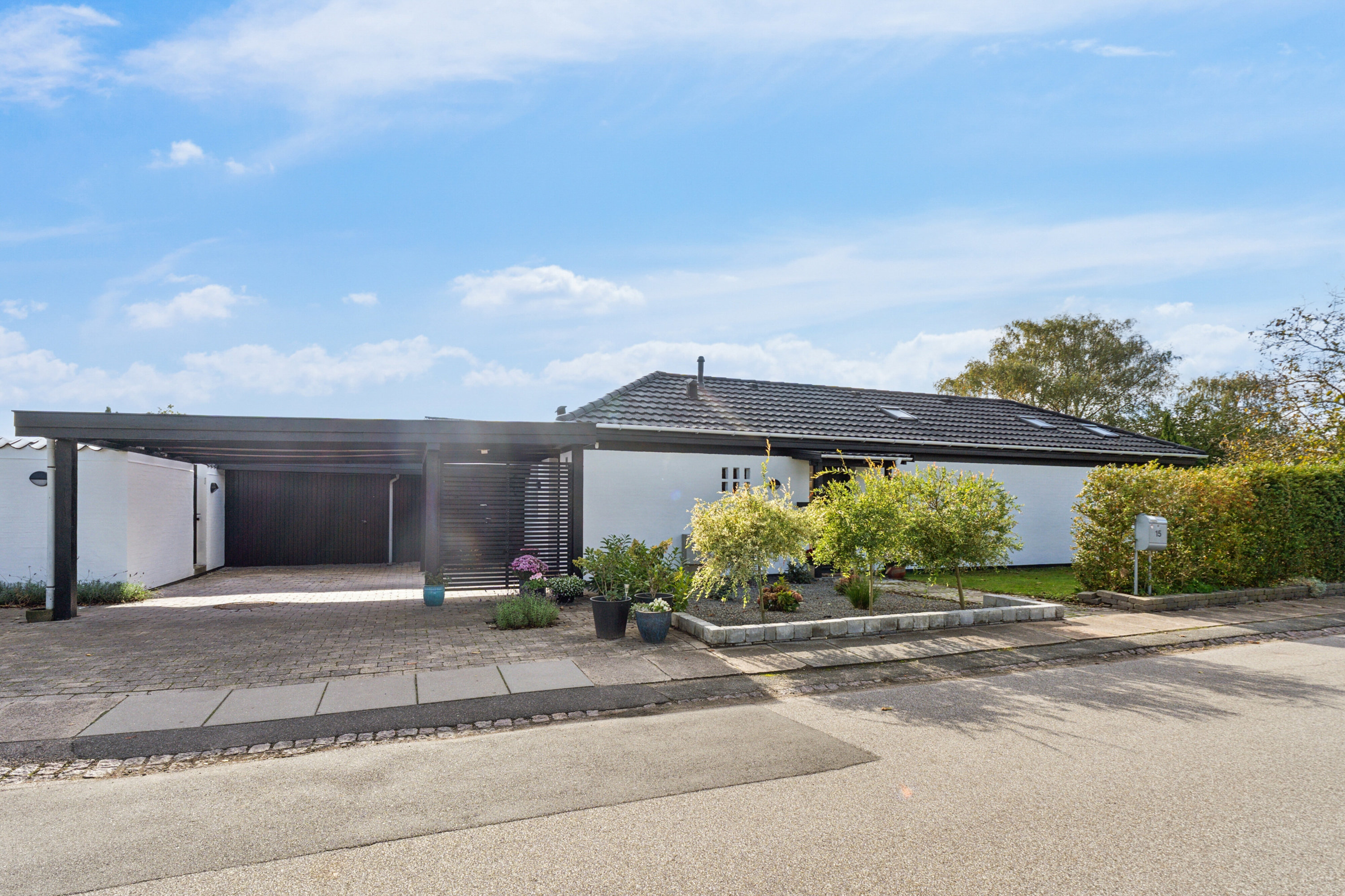 Fremhævet set fra vejen billede i fuldskærmstilstand. Billede af Theseus Alle 15, 2650 Hvidovre