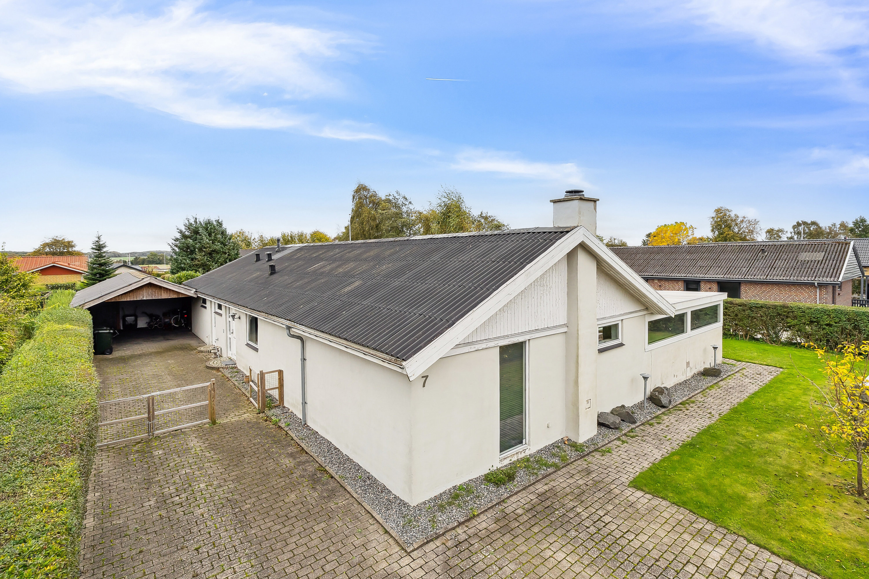 Villa: Set fra vejen på Vesterled 7, Ølsted, 8723 Løsning