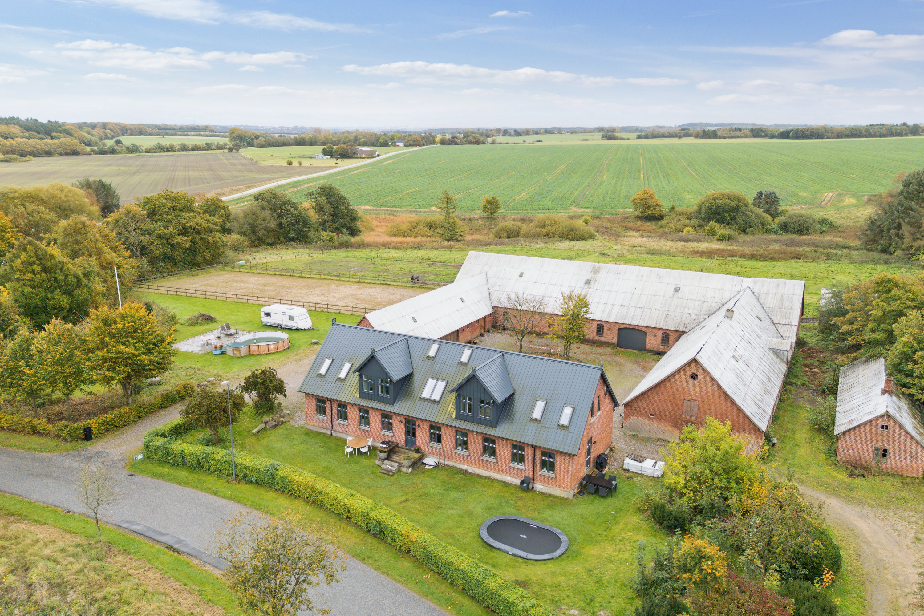 Fremhævet luftfoto billede i fuldskærmstilstand. Billede af Solkærvej 5, Tinning, 8382 Hinnerup