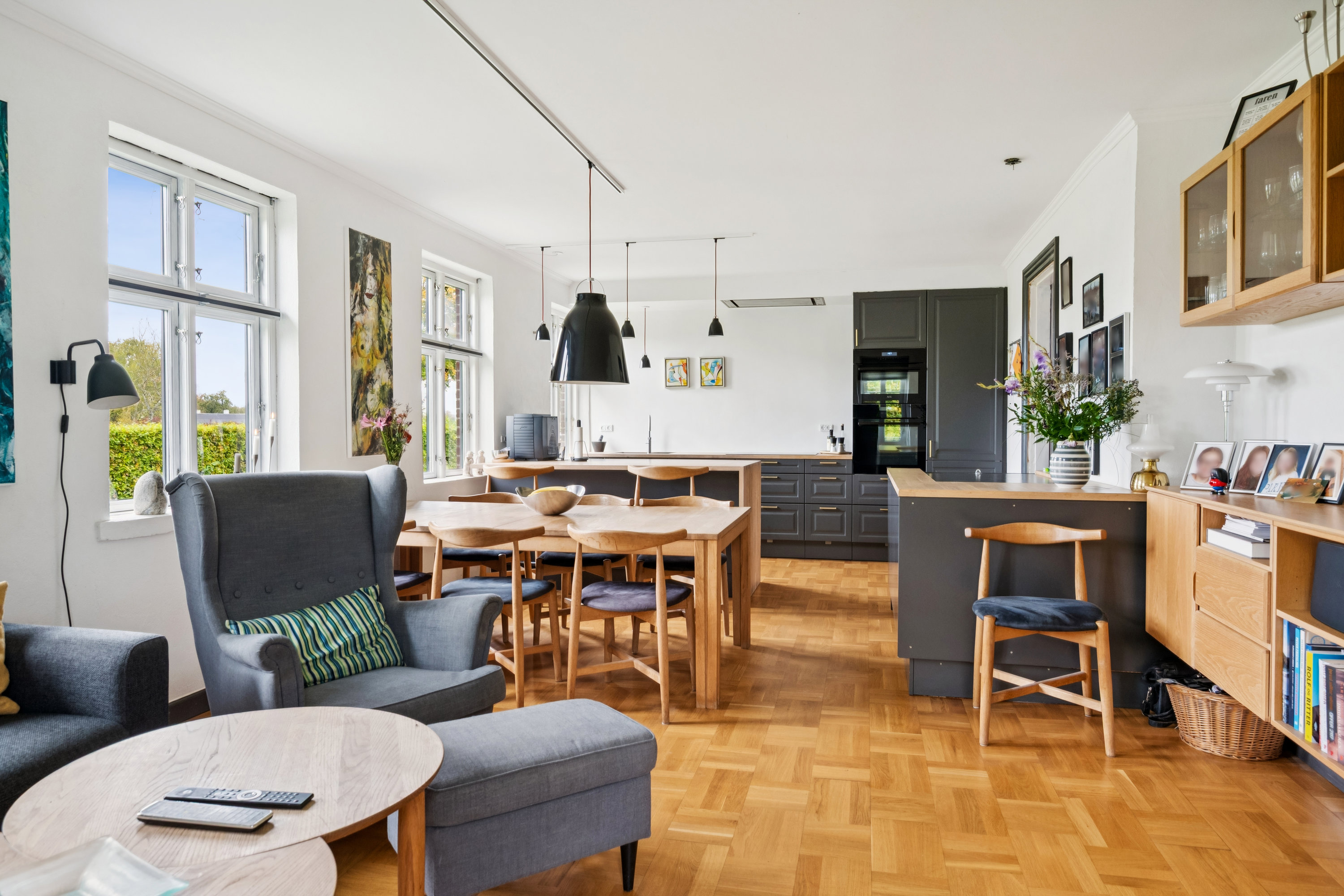 Fremhævet stue billede i fuldskærmstilstand. Billede af Solkærvej 5, Tinning, 8382 Hinnerup