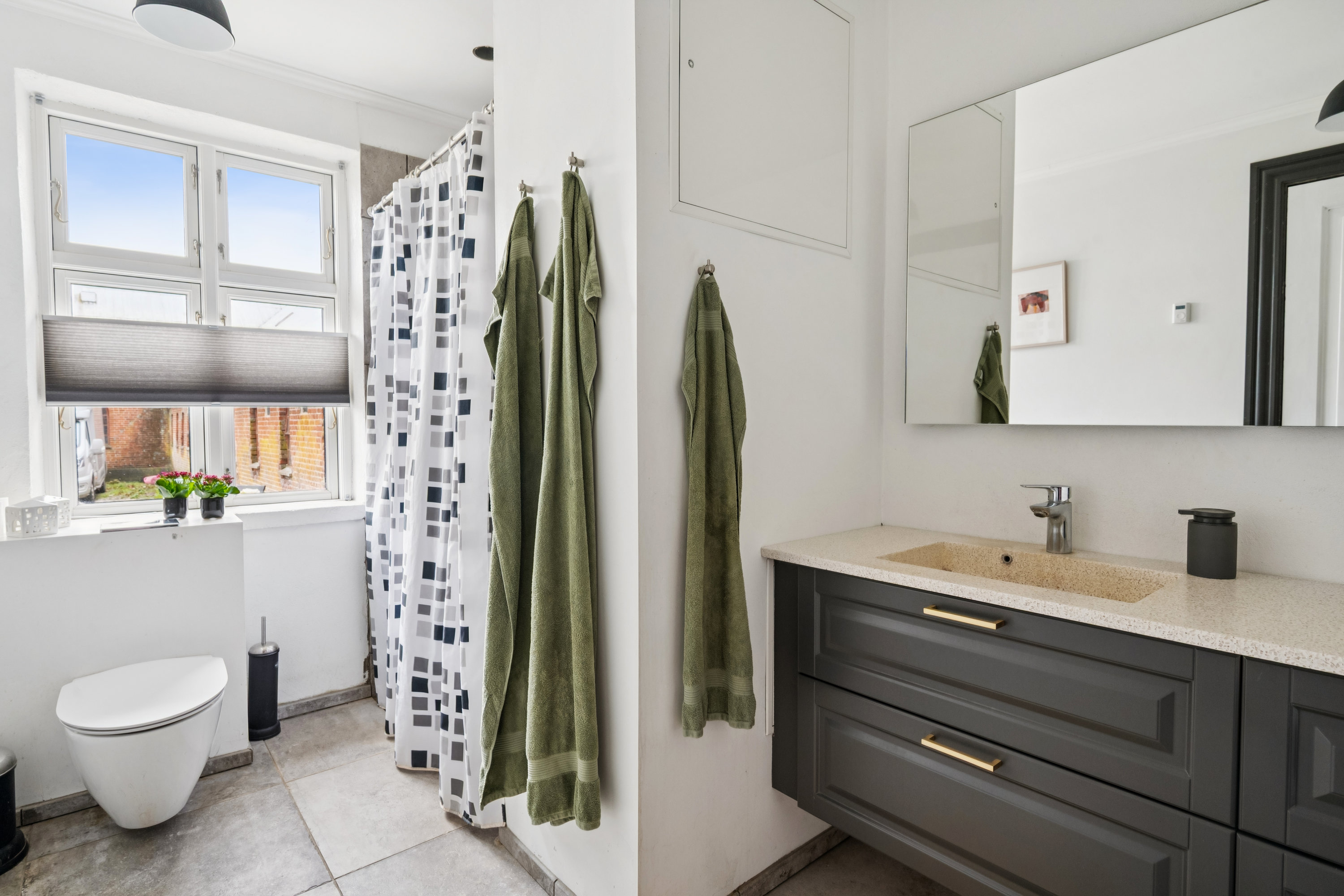 Fremhævet badeværelse billede i fuldskærmstilstand. Billede af Solkærvej 5, Tinning, 8382 Hinnerup