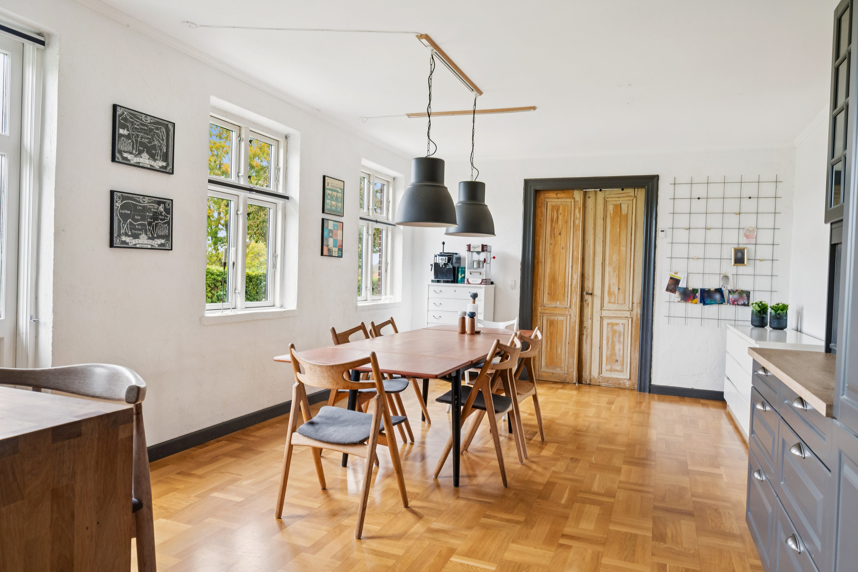 Fremhævet stue billede i fuldskærmstilstand. Billede af Solkærvej 5, Tinning, 8382 Hinnerup