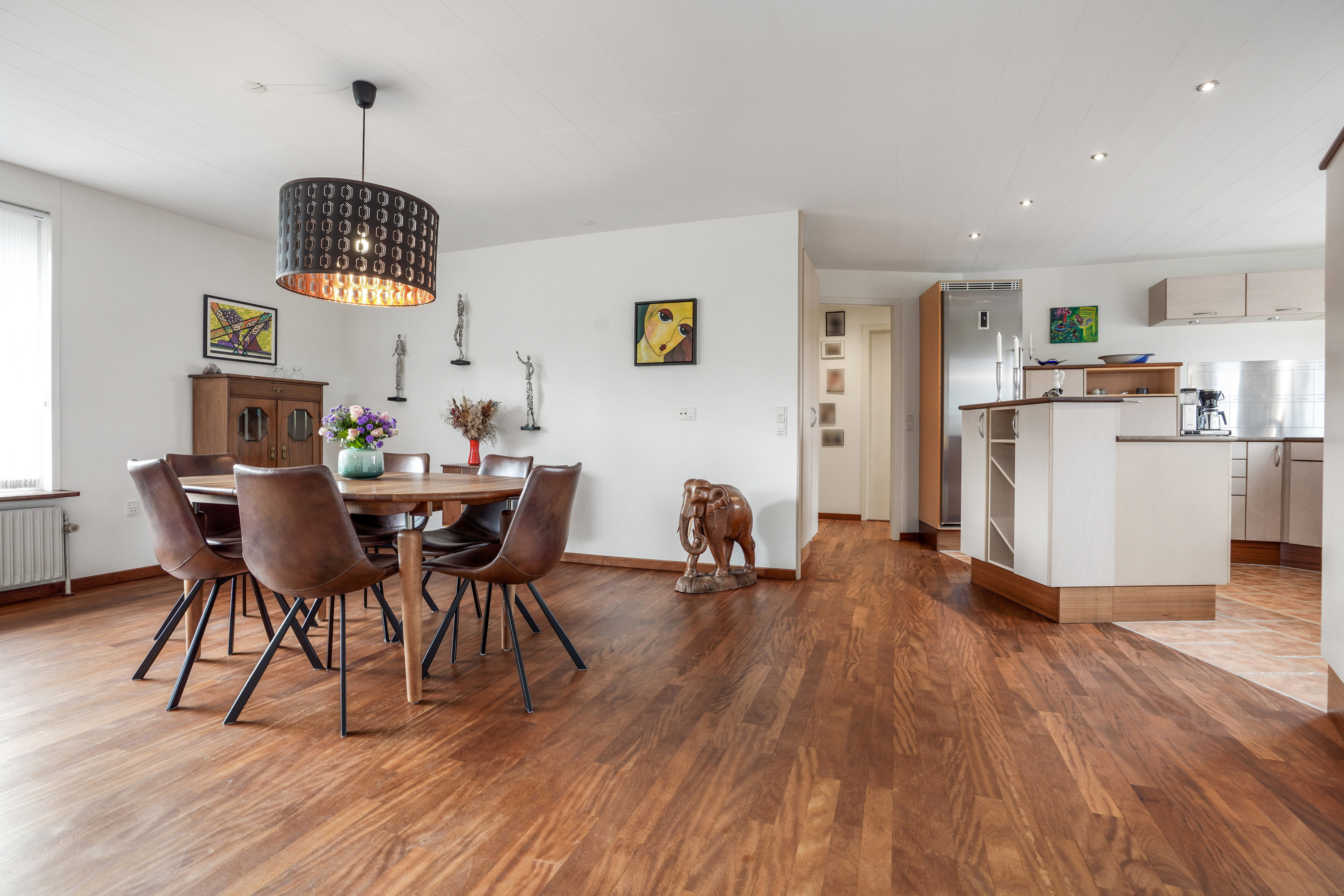 Fremhævet stue billede i fuldskærmstilstand. Billede af Refshaven 3, 7321 Gadbjerg