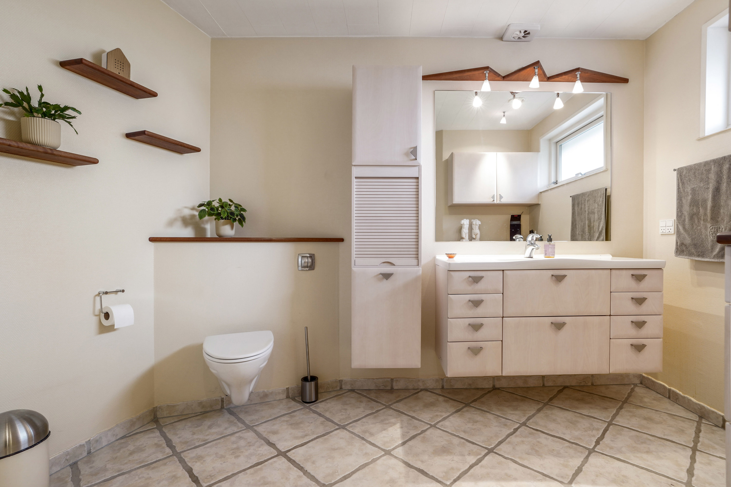 Fremhævet toilet billede i fuldskærmstilstand. Billede af Refshaven 3, 7321 Gadbjerg