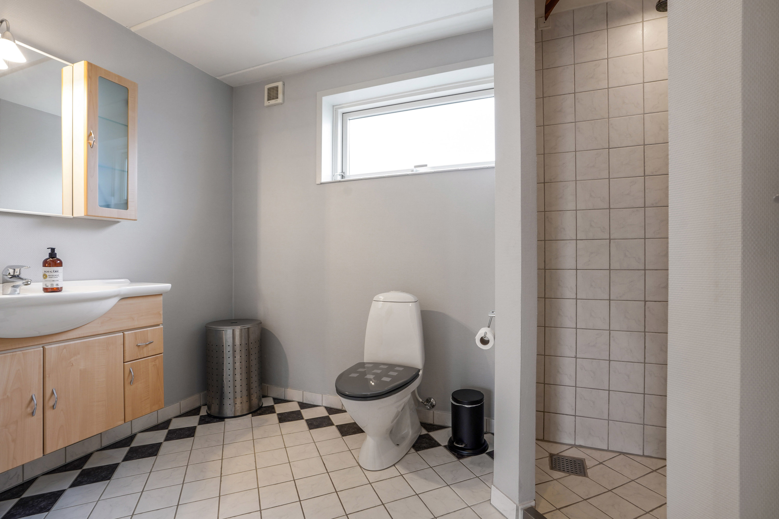 Fremhævet badeværelse billede i fuldskærmstilstand. Billede af Refshaven 3, 7321 Gadbjerg