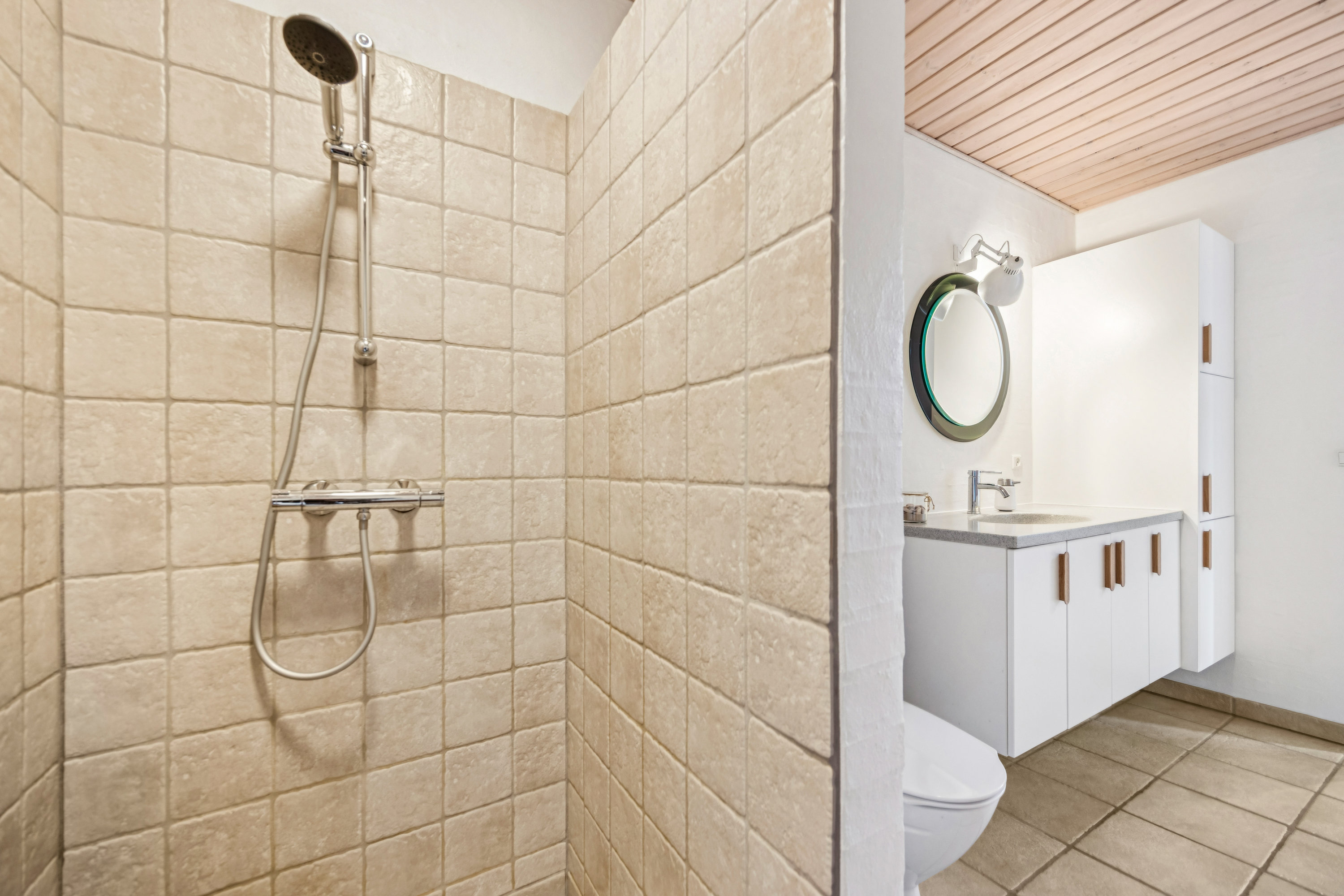 Fremhævet badeværelse billede i fuldskærmstilstand. Billede af Klitheden Syd 16, Hune, 9492 Blokhus