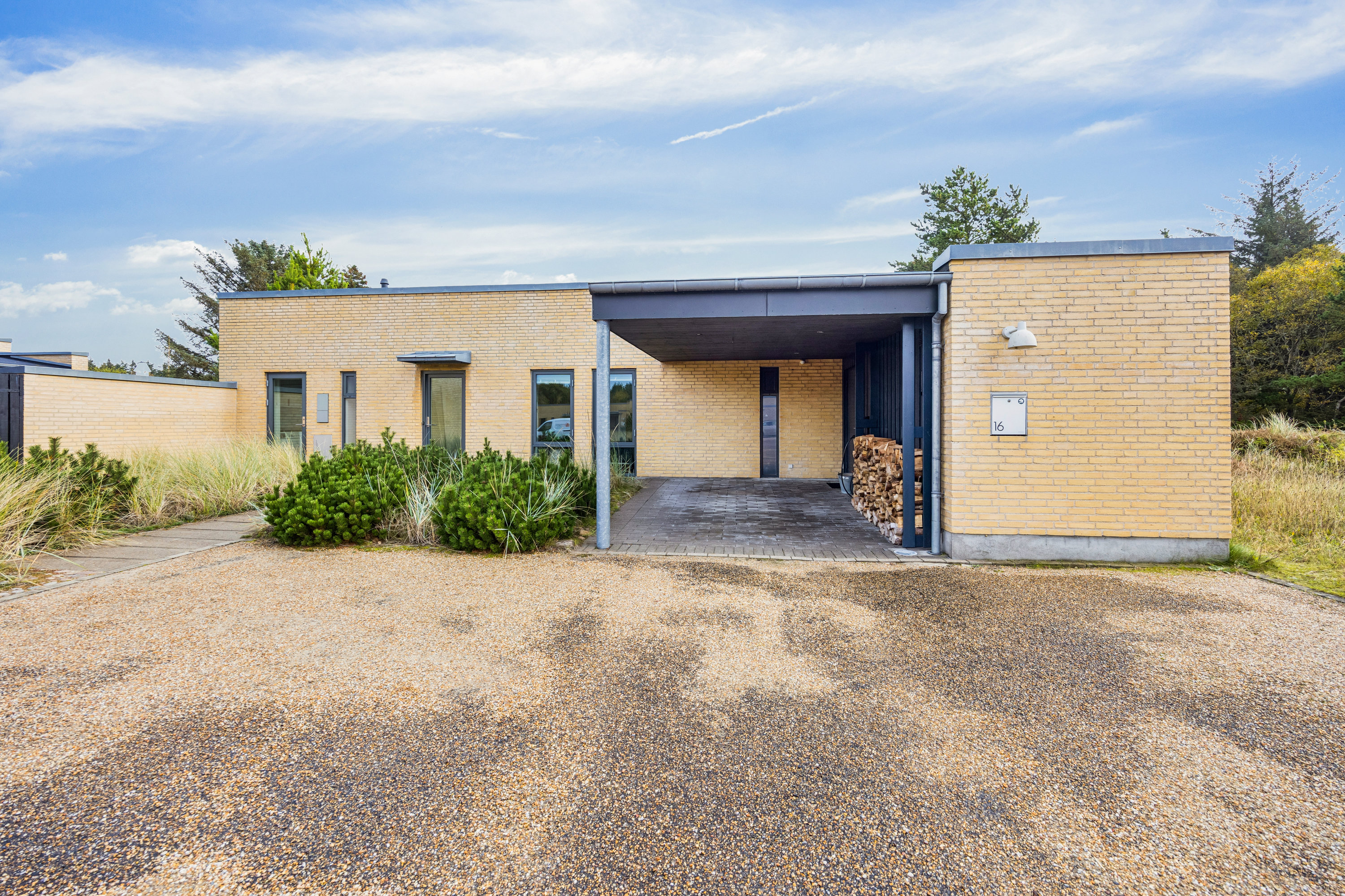 Miniaturebillede 1: facade. Billede af Klitheden Syd 16, Hune, 9492 Blokhus