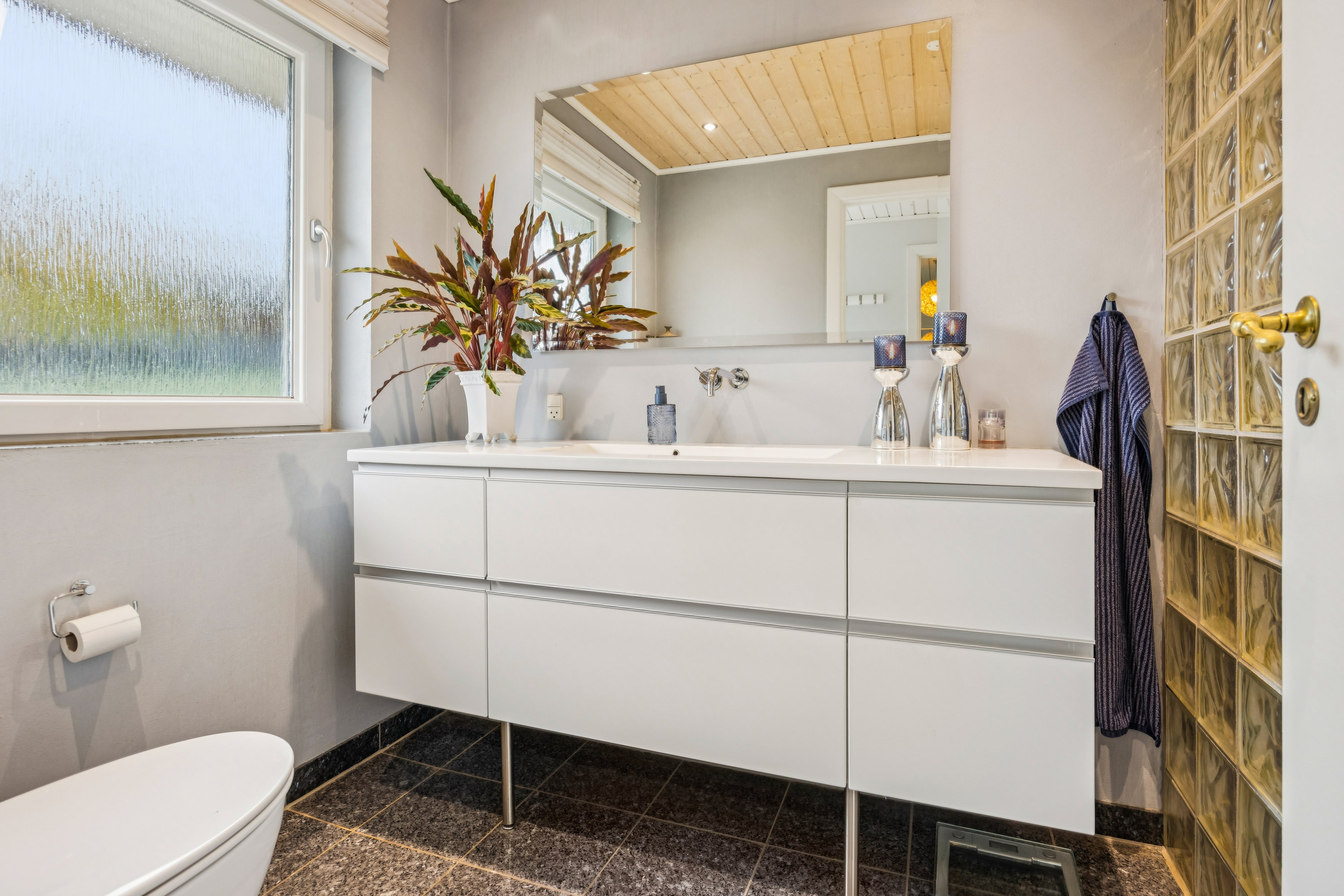 Fremhævet badeværelse billede i fuldskærmstilstand. Billede af Blåbærvej 35, 9440 Aabybro