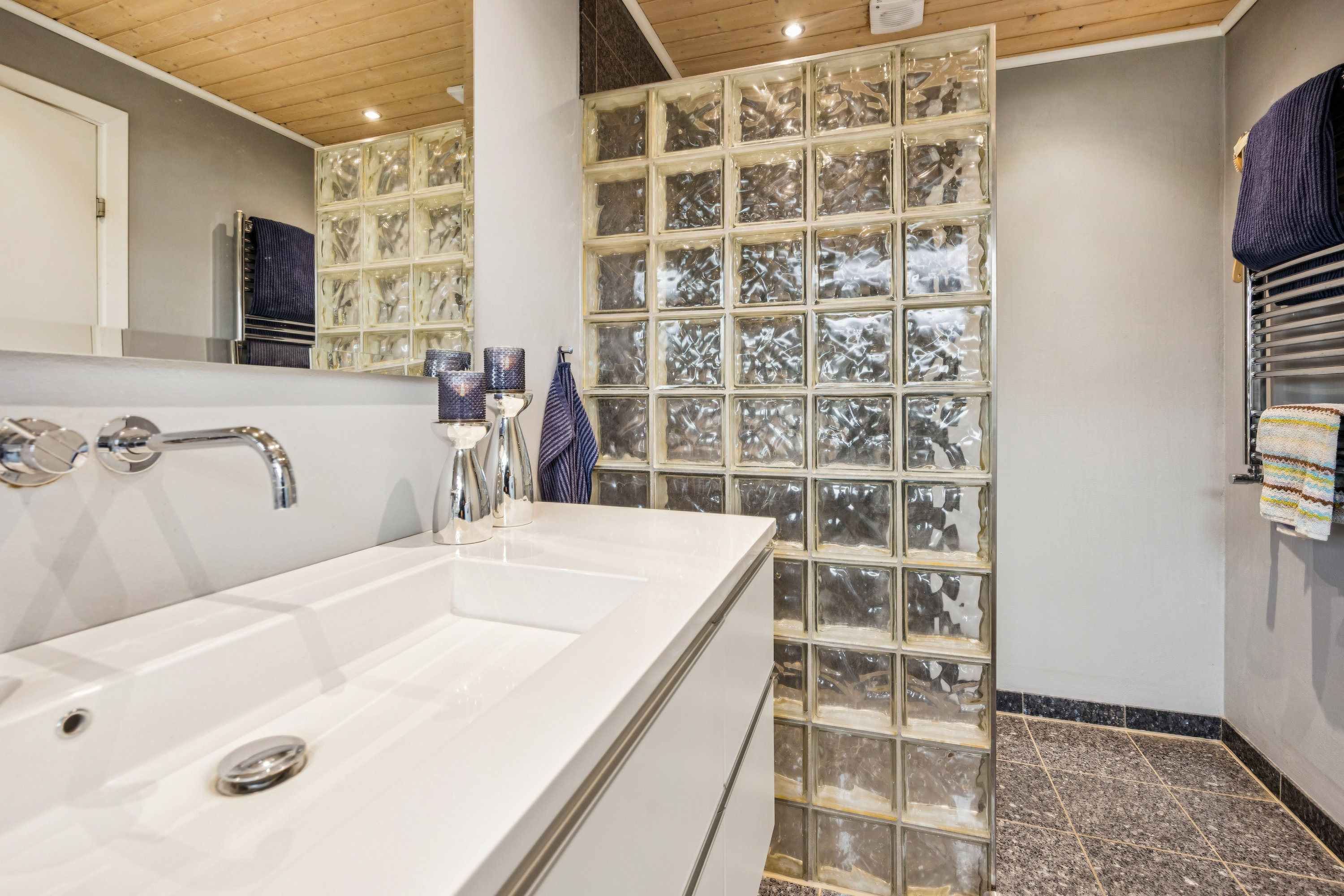 Fremhævet badeværelse billede i fuldskærmstilstand. Billede af Blåbærvej 35, 9440 Aabybro