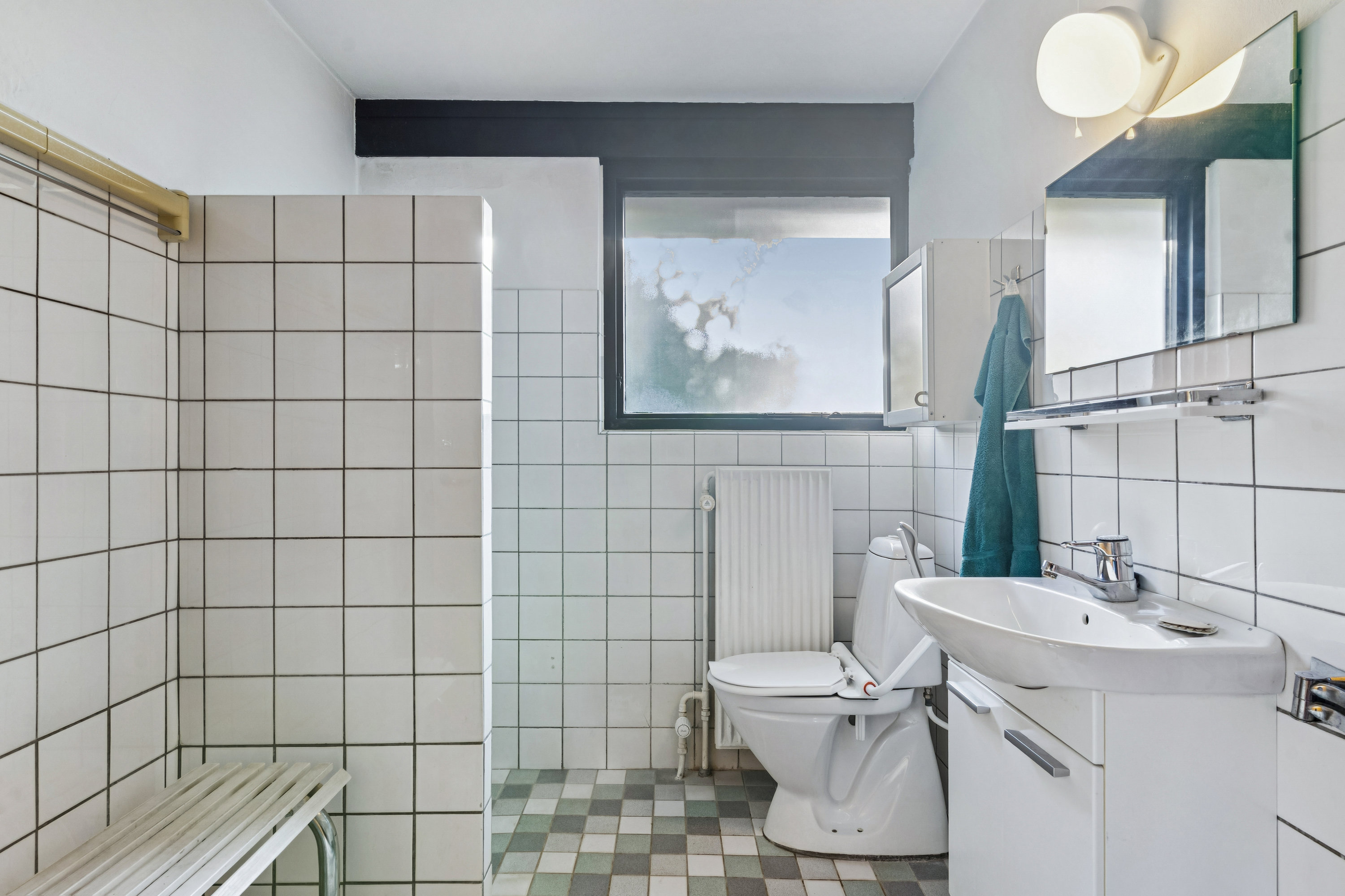 Fremhævet badeværelse billede i fuldskærmstilstand. Billede af Østerhegn 47, 2880 Bagsværd