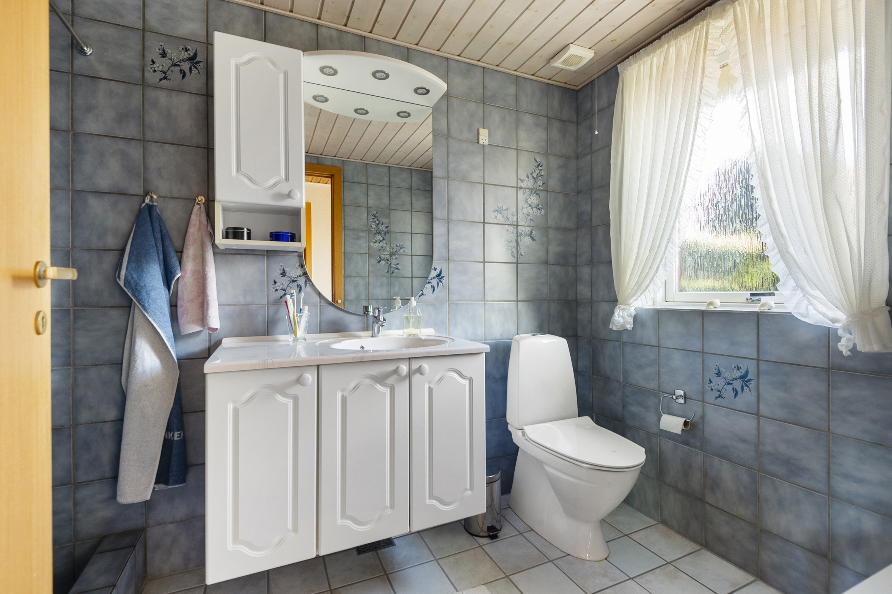 Fremhævet toilet billede i fuldskærmstilstand. Billede af Marken 33, Tarp, 6715 Esbjerg N