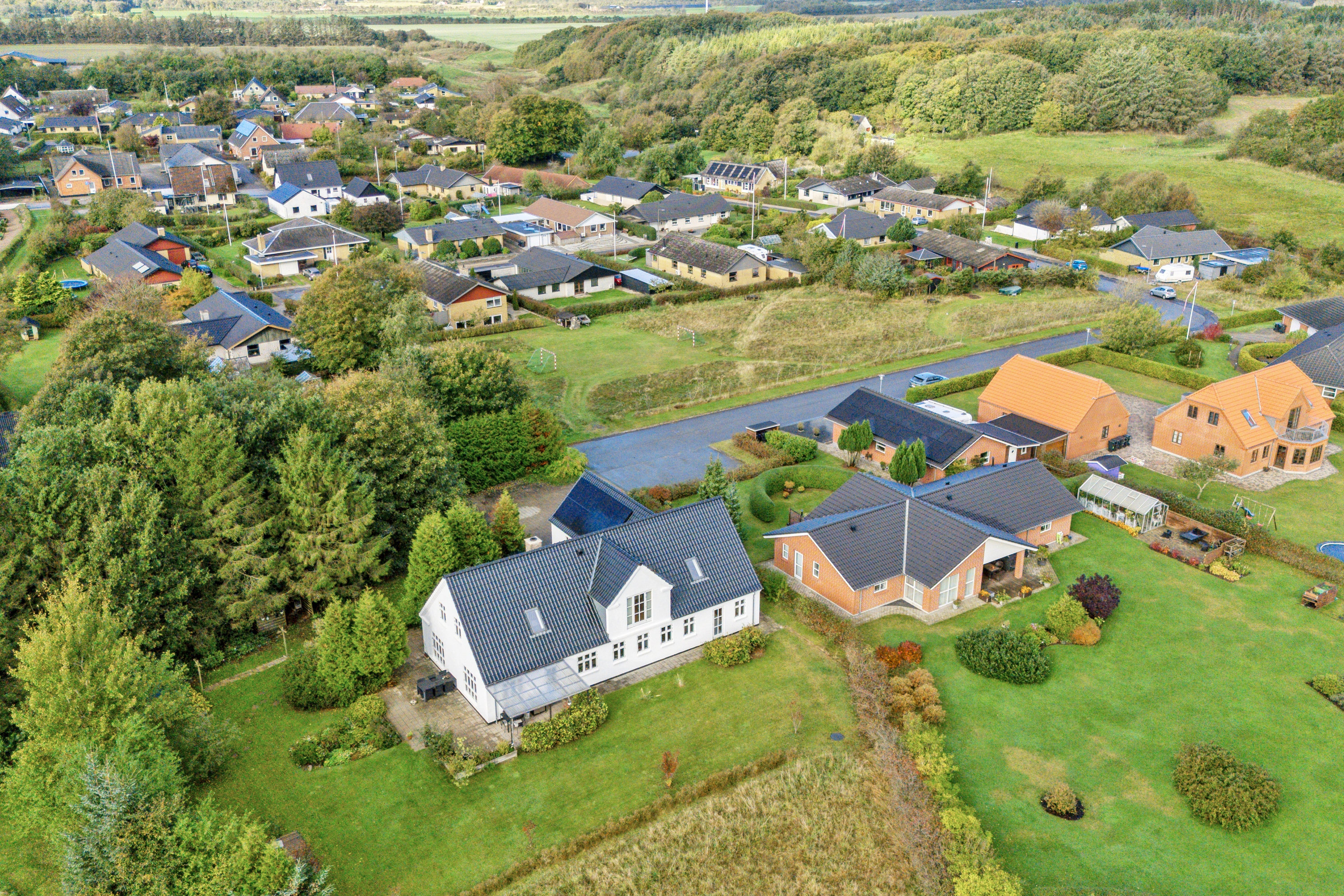 Fremhævet set fra luften billede i fuldskærmstilstand. Billede af Kærvænget 23, Astrup, 9800 Hjørring