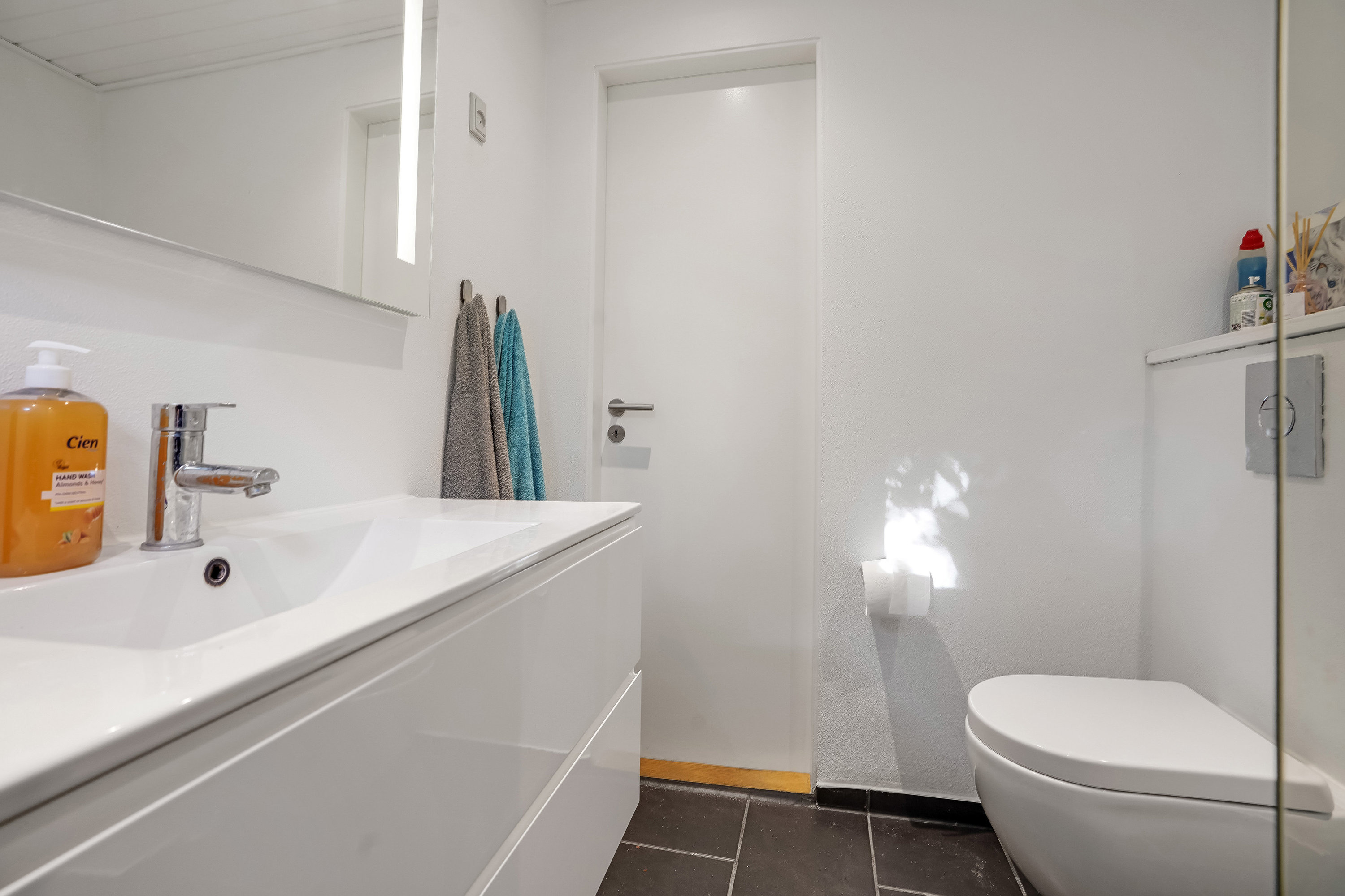 Fremhævet toilet billede i fuldskærmstilstand. Billede af Marslev Stationsvej 2, 5290 Marslev