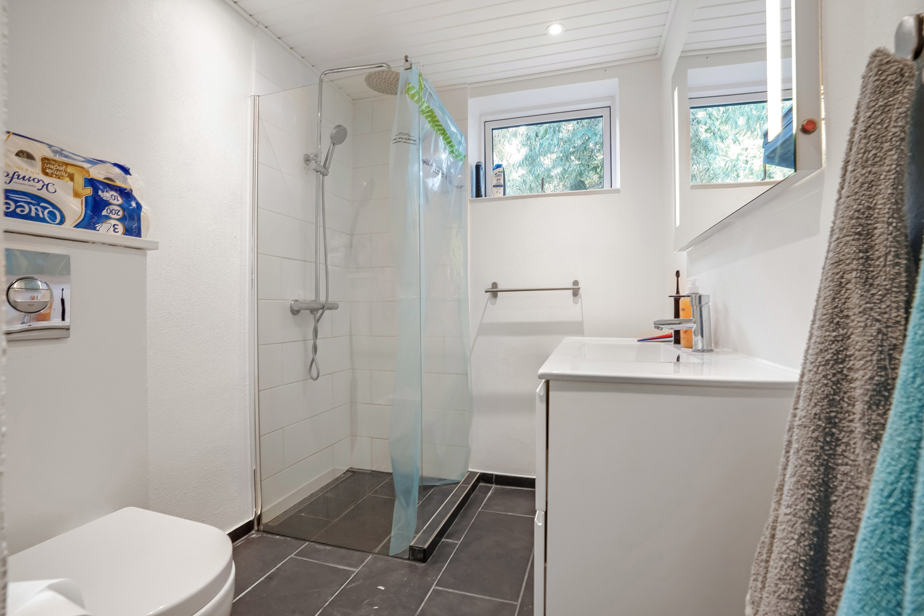 Fremhævet badeværelse billede i fuldskærmstilstand. Billede af Marslev Stationsvej 2, 5290 Marslev