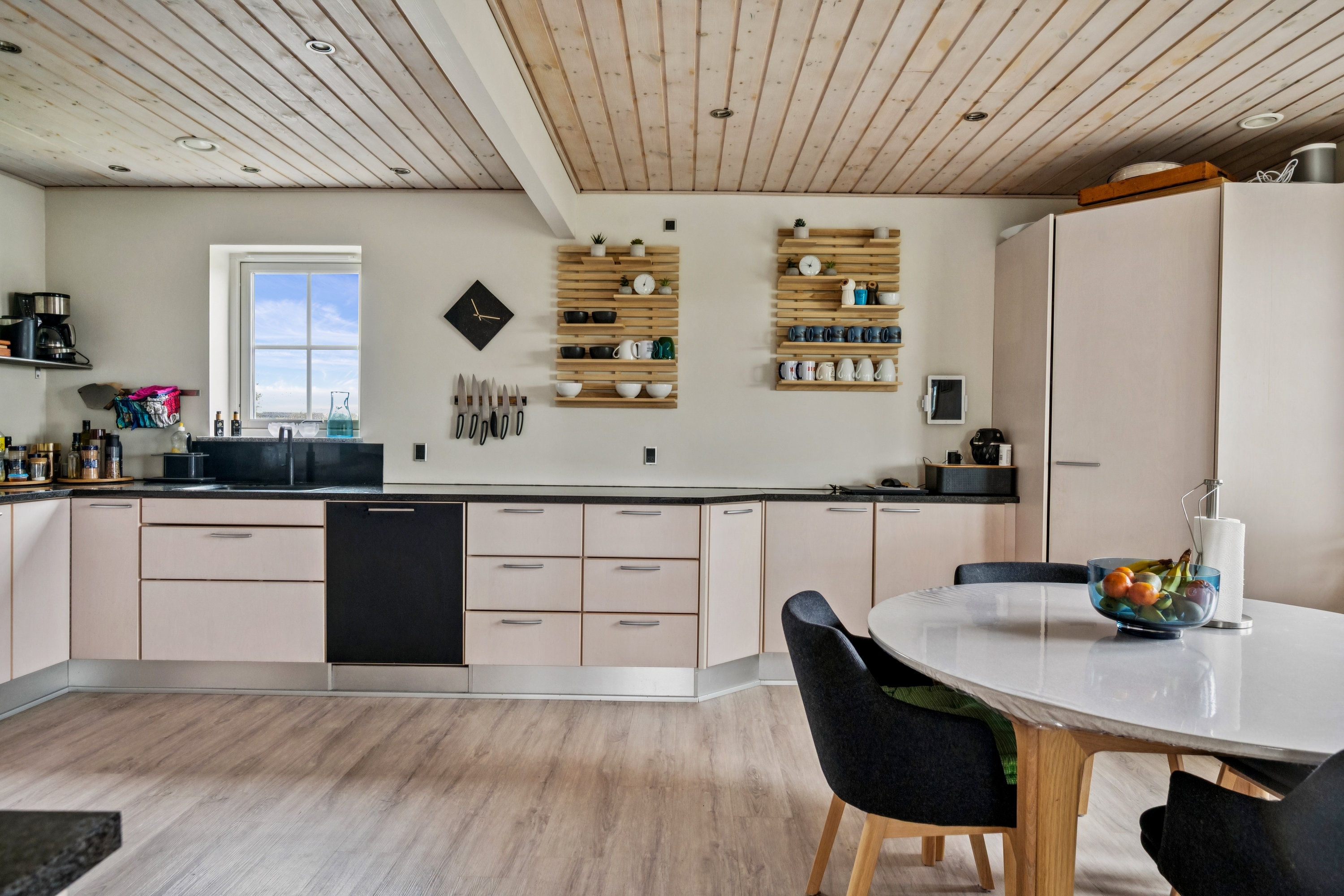 Fremhævet køkken billede i fuldskærmstilstand. Billede af Haarvej 28, Haar, 8382 Hinnerup