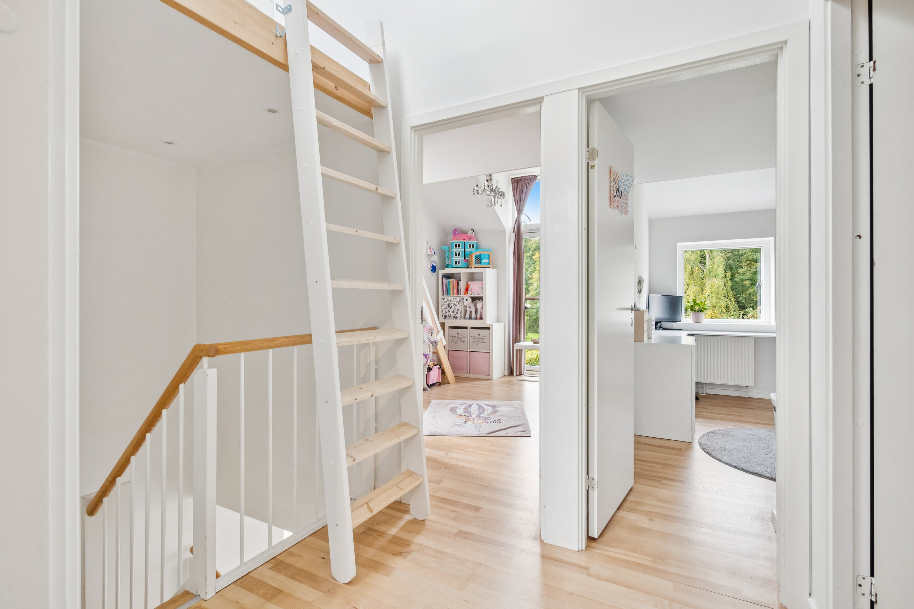 Fremhævet trappe til 1. sal billede i fuldskærmstilstand. Billede af Strandhaven 190, 2665 Vallensbæk Strand