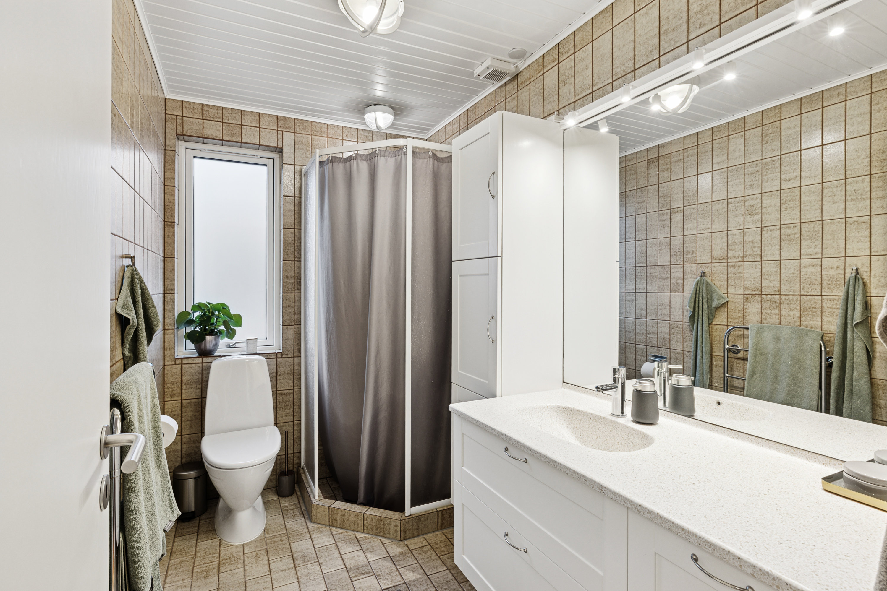 Fremhævet badeværelse billede i fuldskærmstilstand. Billede af Østervænget 15, 8800 Viborg