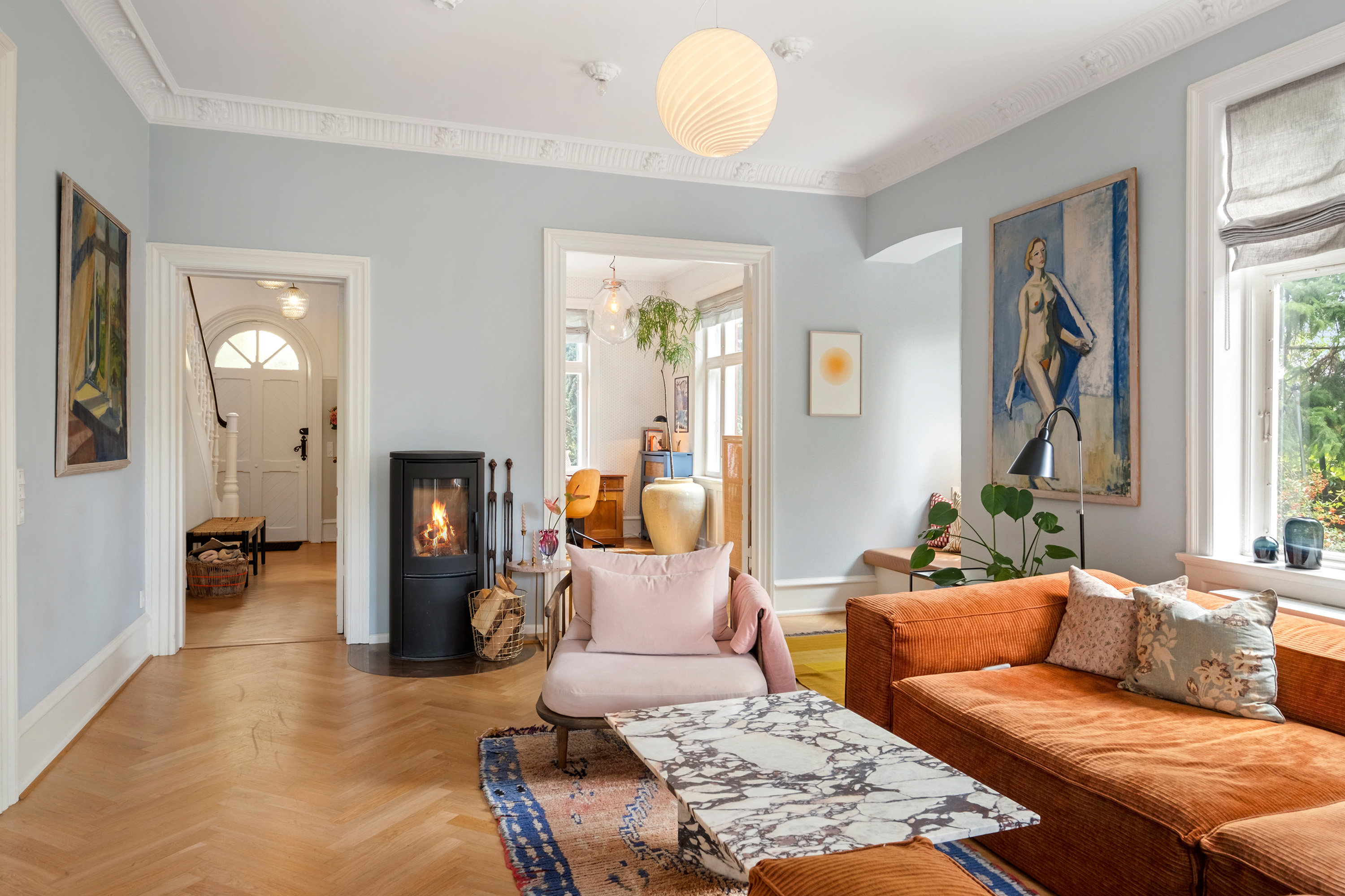 Fremhævet stue billede i fuldskærmstilstand. Billede af Ejgårdsvej 26, 2920 Charlottenlund