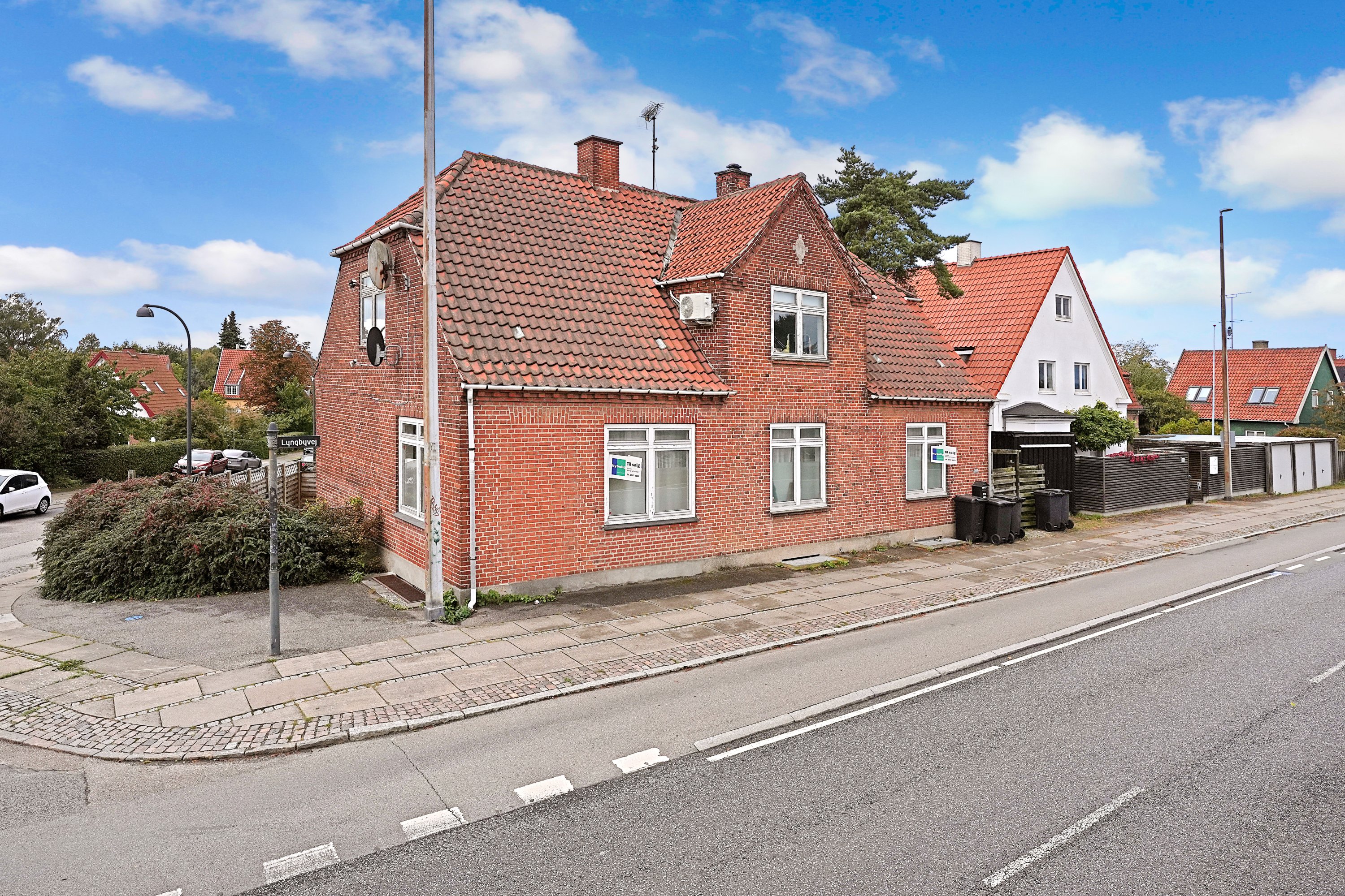 Miniaturebillede 1: ejendommen. Billede af Lyngbyvej 327, st.., 2820 Gentofte