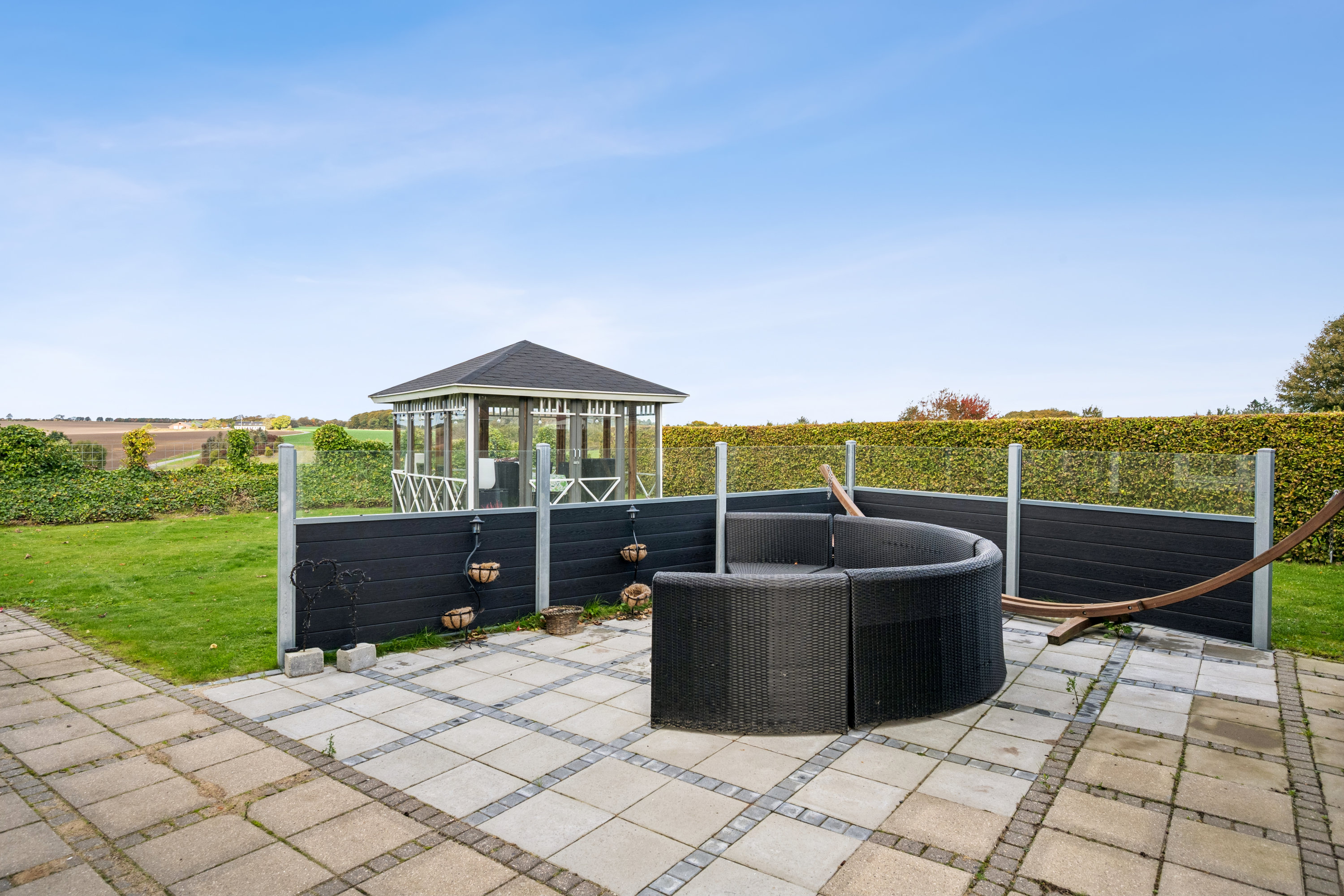 Fremhævet terrasse billede i fuldskærmstilstand. Billede af Haarvej 28, Haar, 8382 Hinnerup