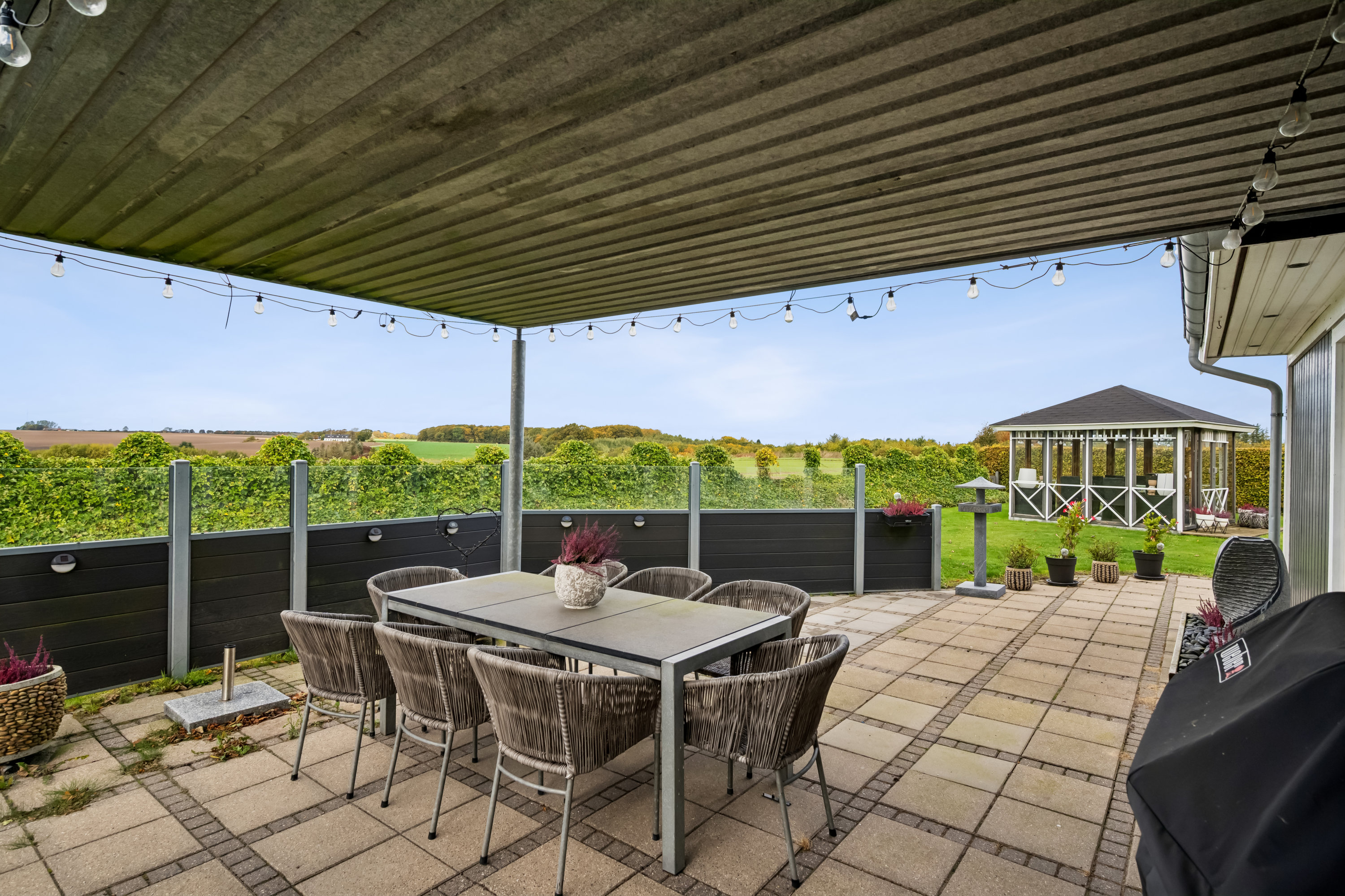 Fremhævet terrasse billede i fuldskærmstilstand. Billede af Haarvej 28, Haar, 8382 Hinnerup