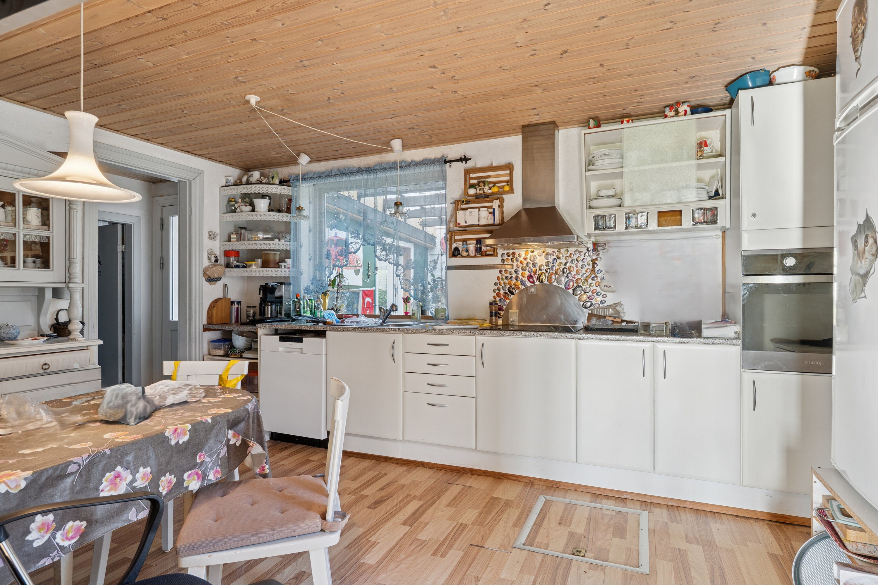 Fremhævet køkken billede i fuldskærmstilstand. Billede af Rakkebyvej 132, Hæstrup Stationsby, 9800 Hjørring