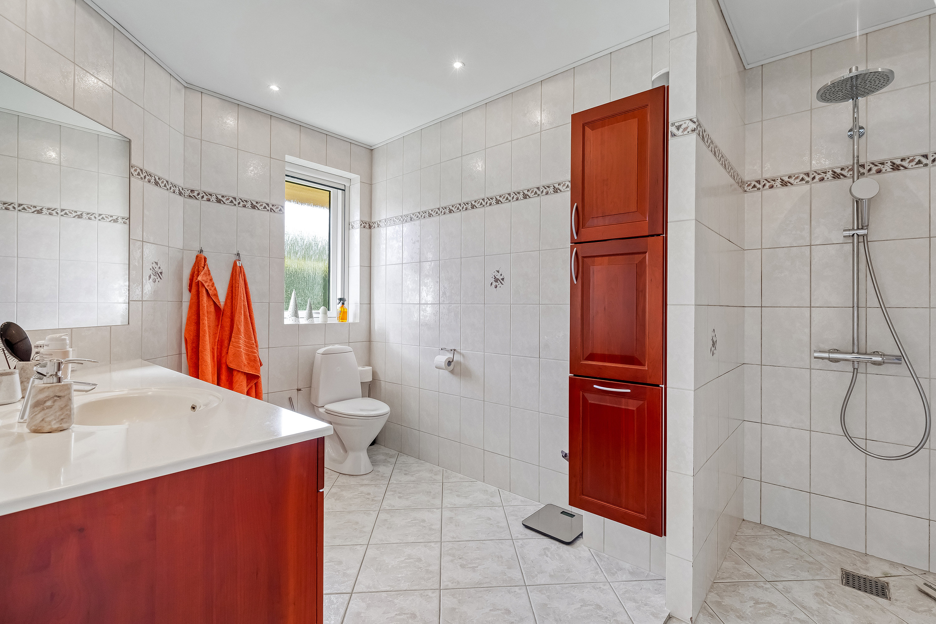 Fremhævet badeværelse billede i fuldskærmstilstand. Billede af Strandbakken 25, Græse Bakkeby, 3600 Frederikssund