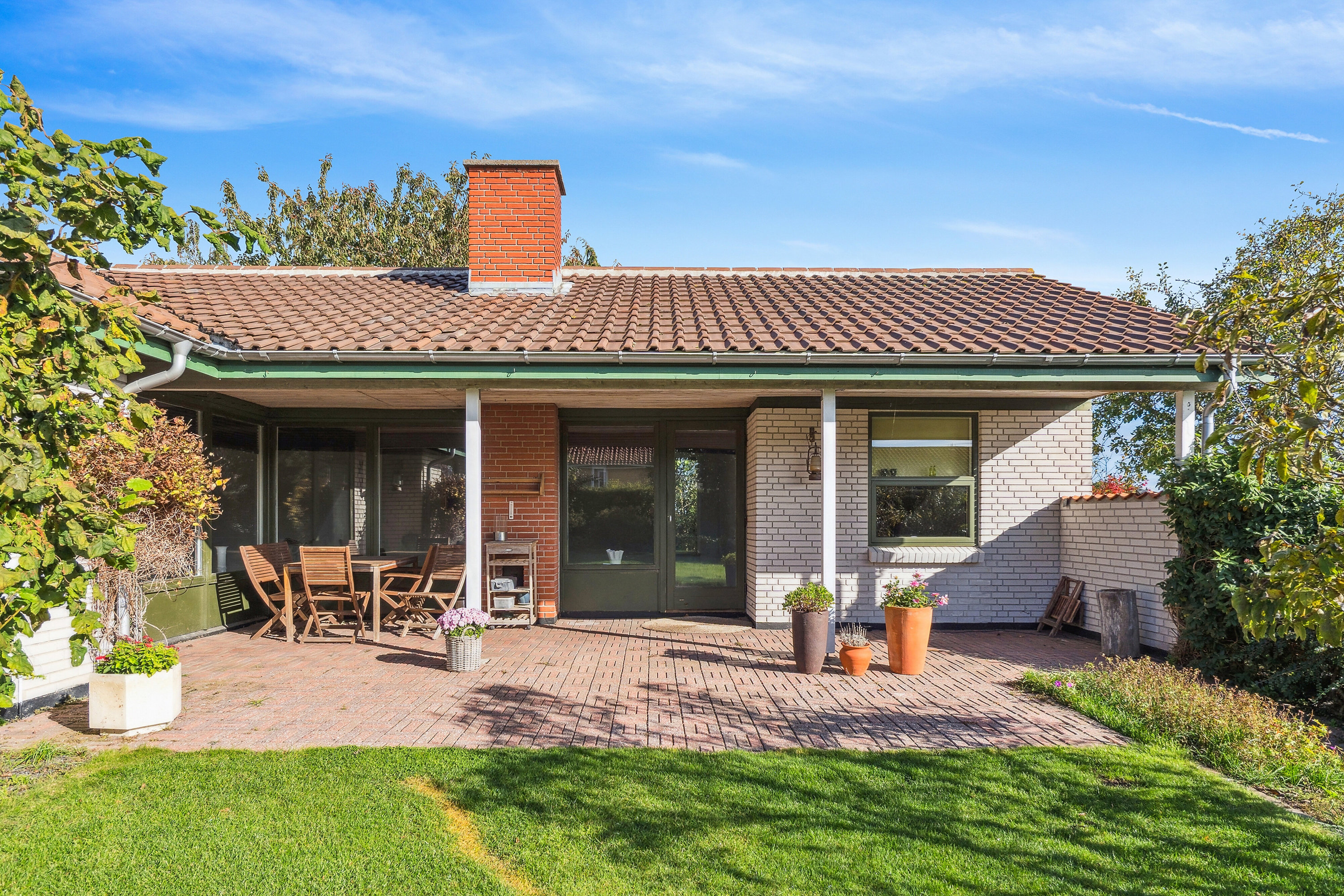 Fremhævet set fra haven billede i fuldskærmstilstand. Billede af Rønnebærvænget 22, 5800 Nyborg