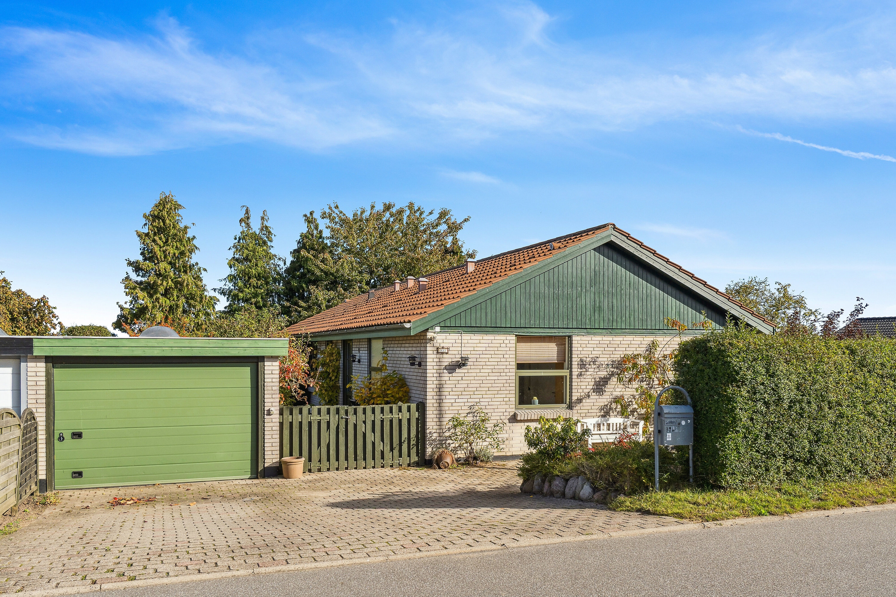 Miniaturebillede 1: set fra vejen. Billede af Rønnebærvænget 22, 5800 Nyborg