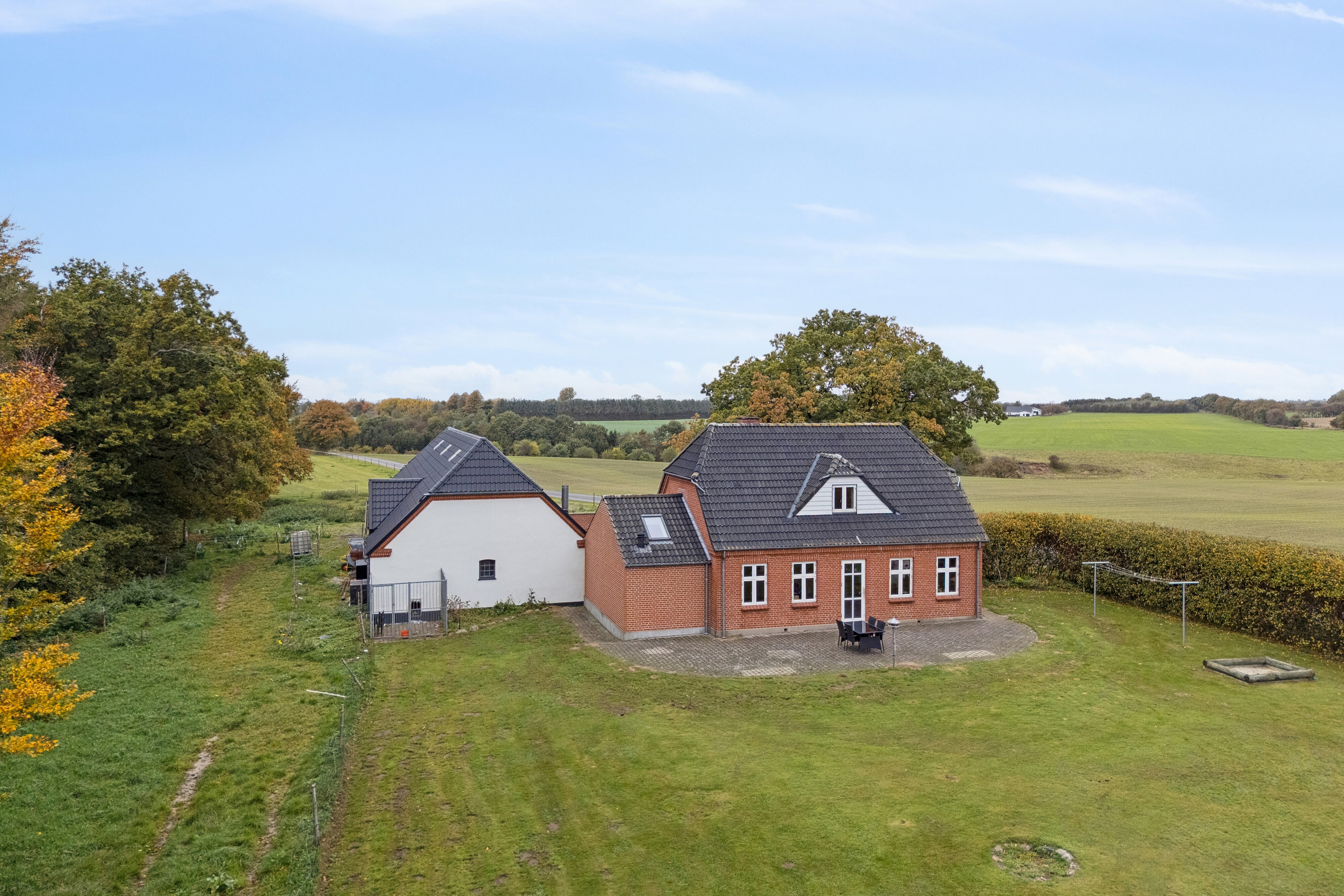 Fremhævet set fra haven billede i fuldskærmstilstand. Billede af Vindumvej 157, 8840 Rødkærsbro