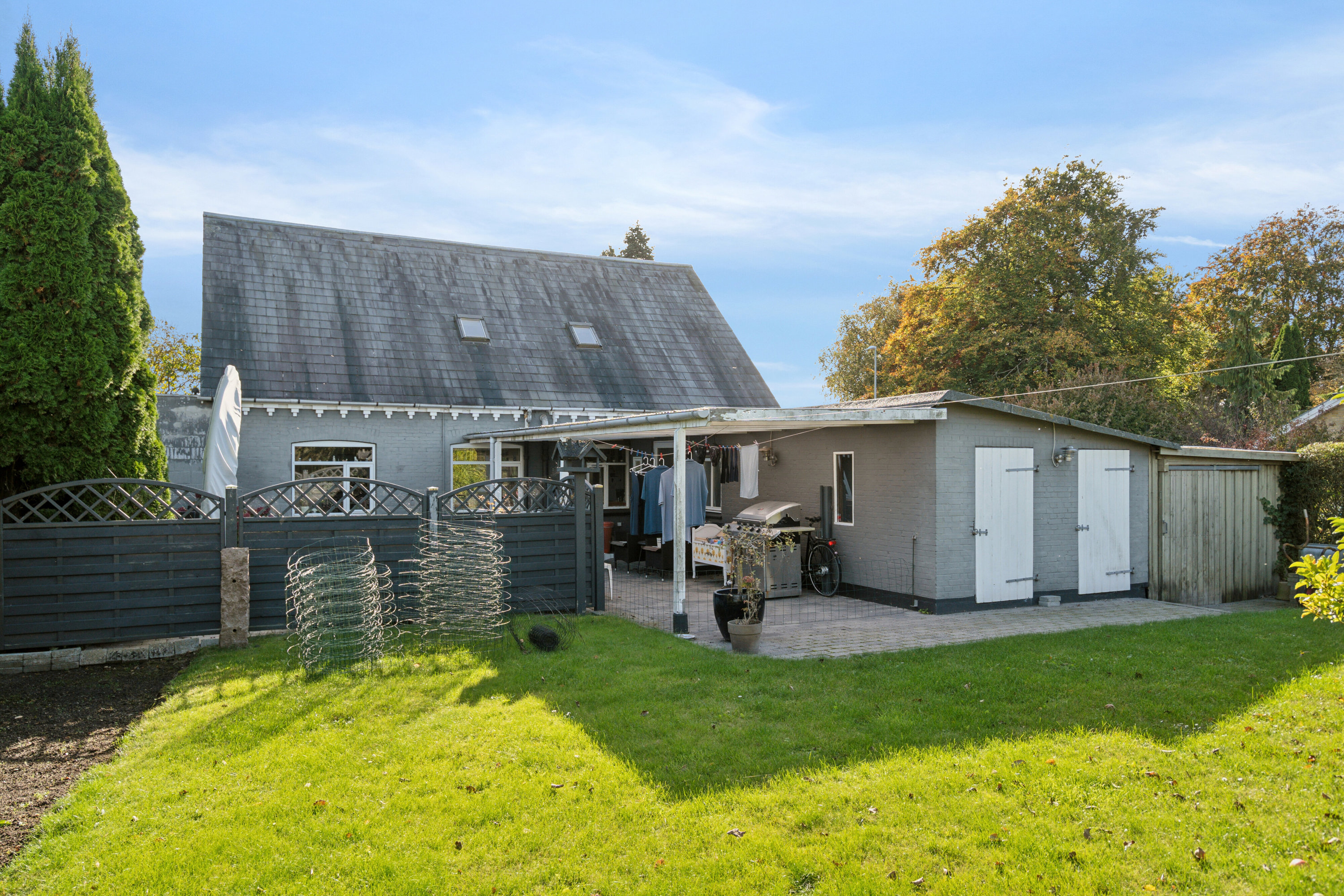 Fremhævet set fra haven billede i fuldskærmstilstand. Billede af Højbyvej 6, Højby, 5260 Odense S