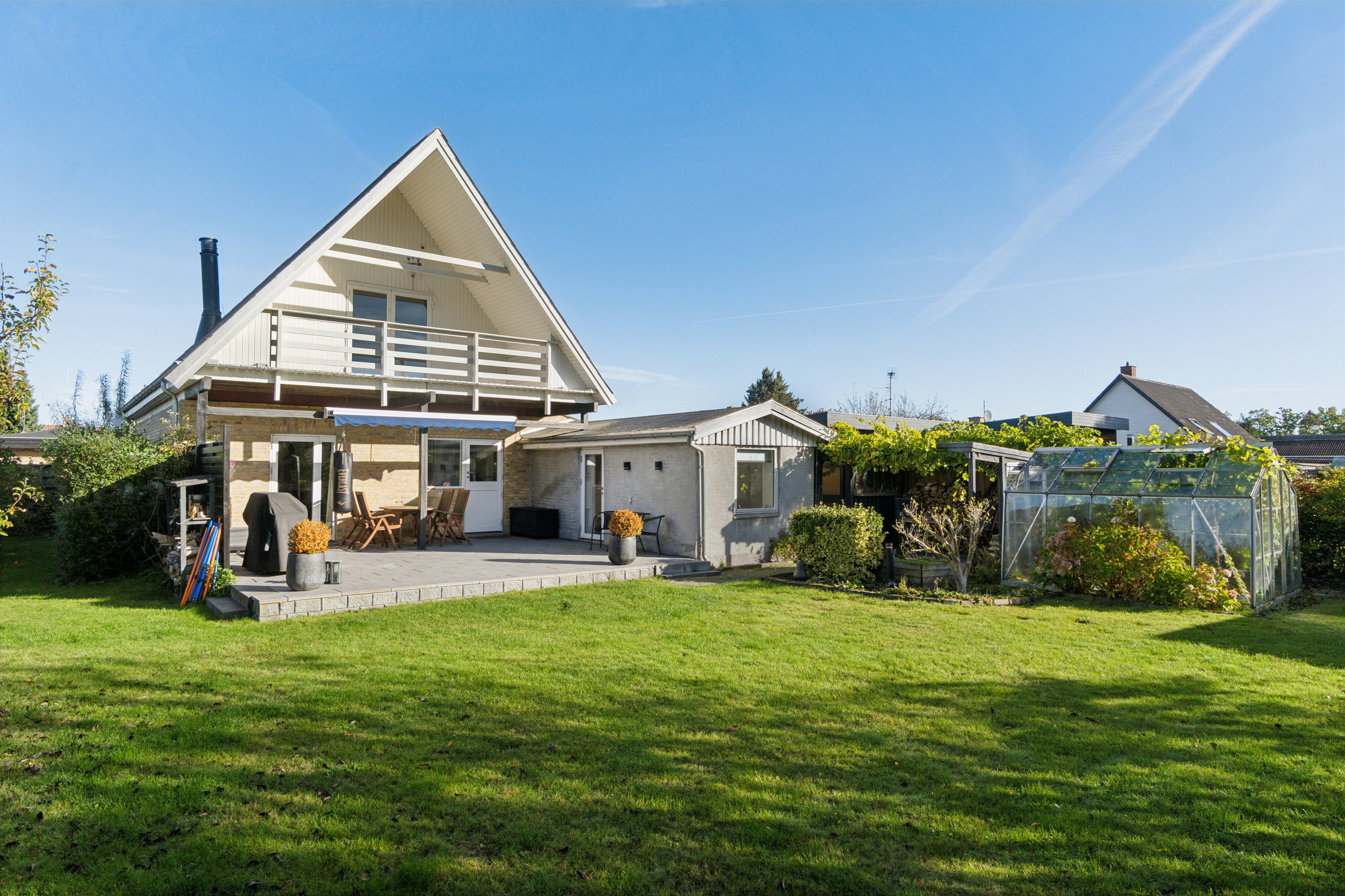 Fremhævet set fra haven billede i fuldskærmstilstand. Billede af Rudebækvej 11, 2610 Rødovre