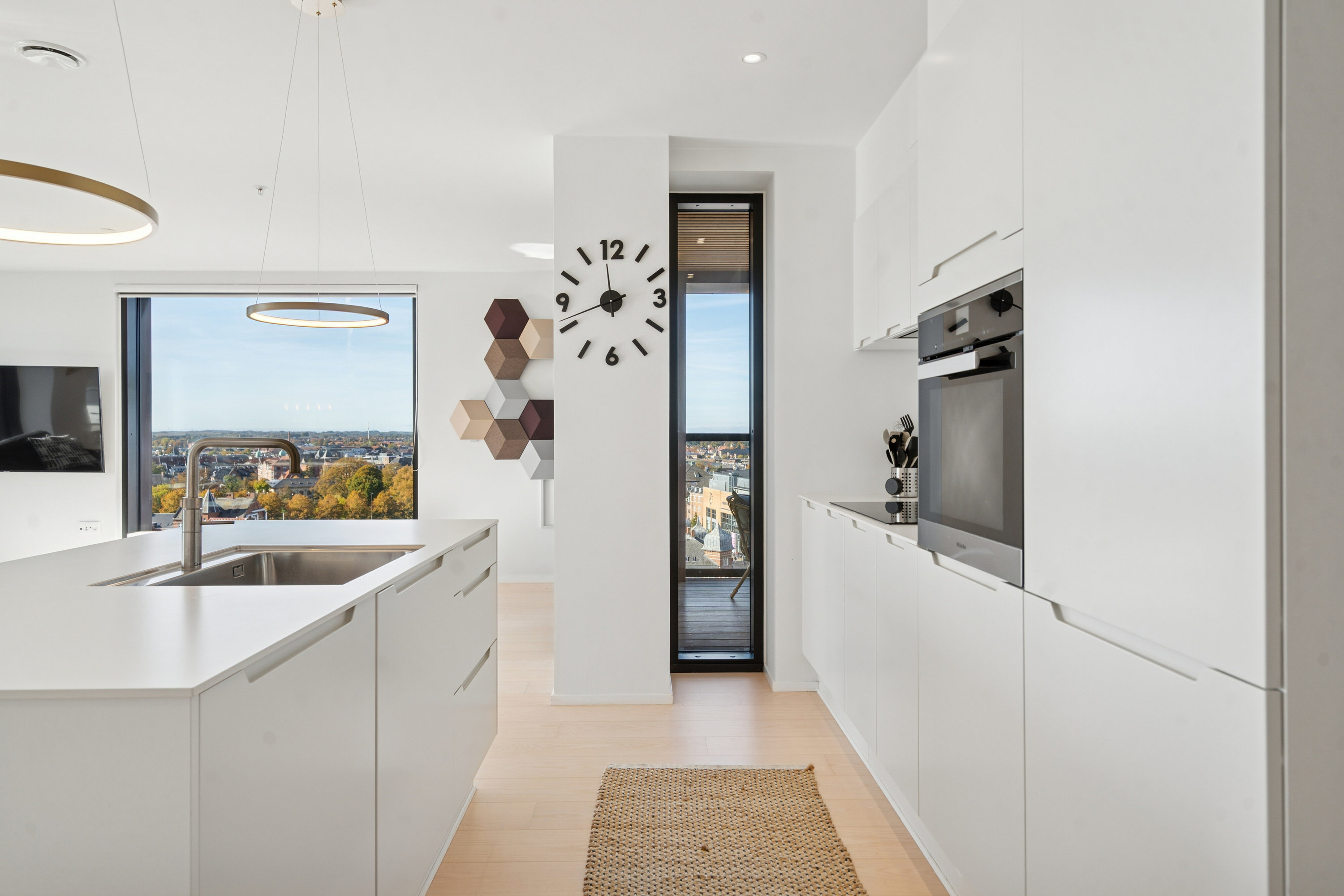 Fremhævet køkken billede i fuldskærmstilstand. Billede af Odeons Kvarter 21, 10. tv., 5000 Odense C