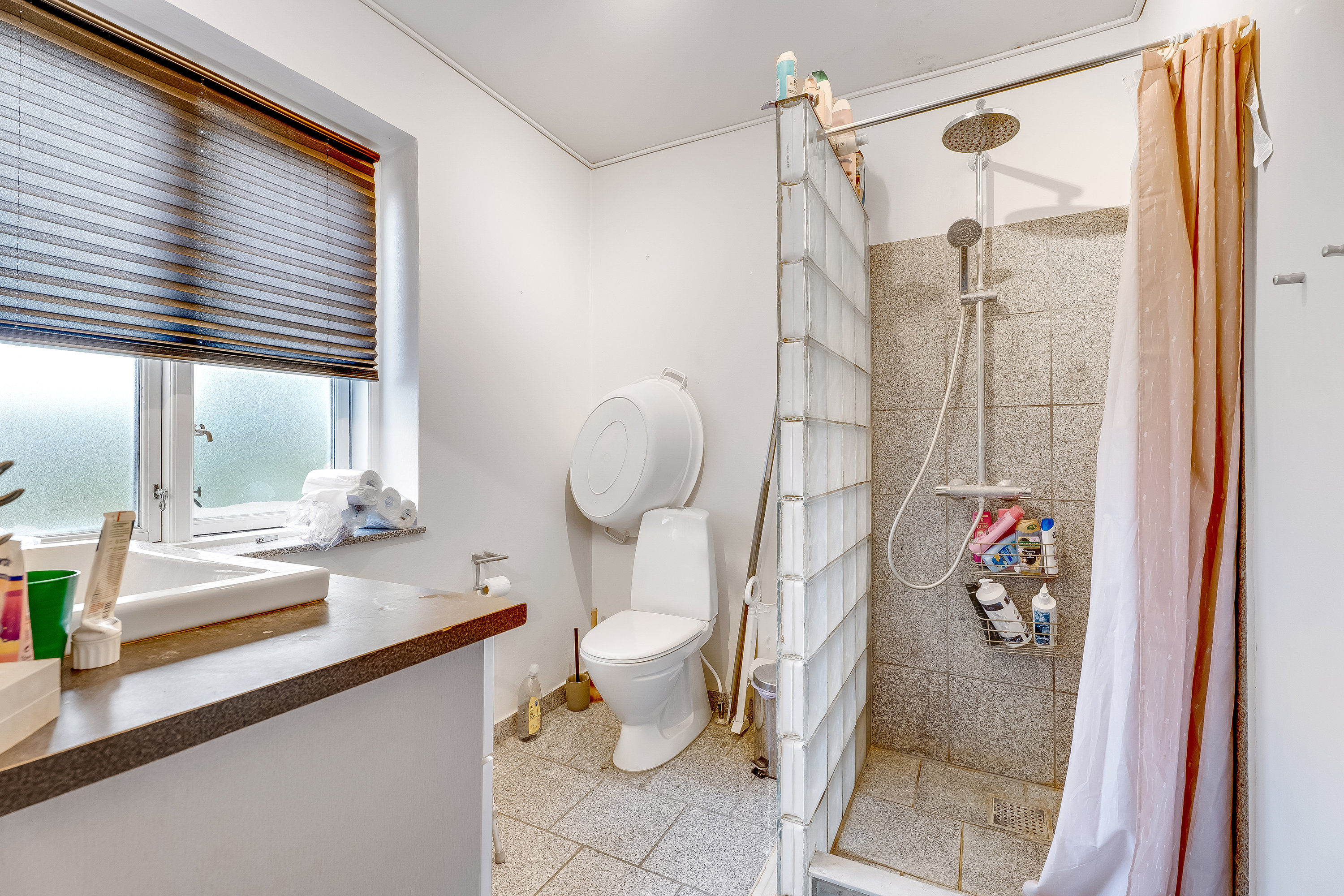 Fremhævet badeværelse billede i fuldskærmstilstand. Billede af Maglemervej 33, 4930 Maribo