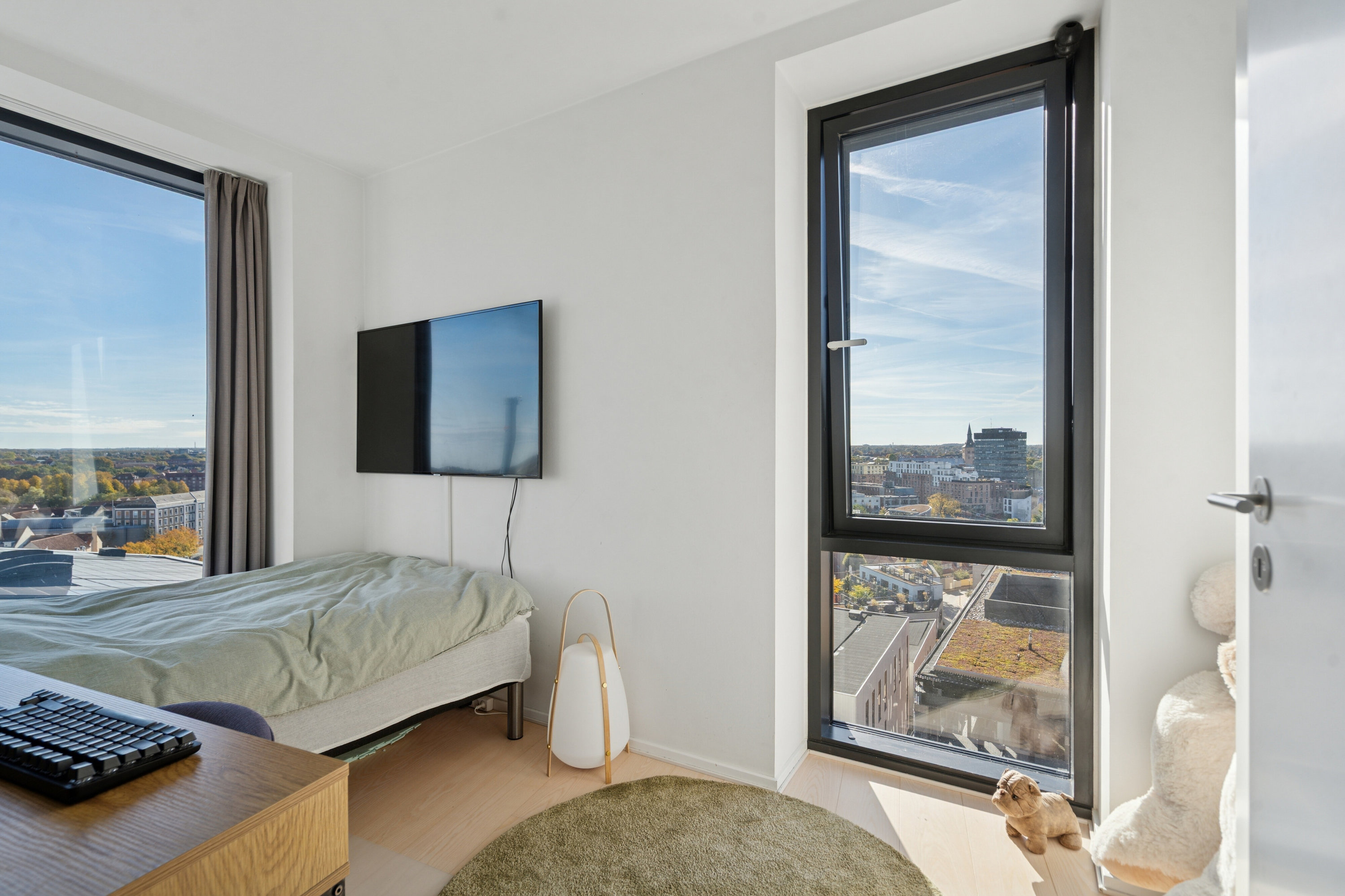 Fremhævet soveværelse billede i fuldskærmstilstand. Billede af Odeons Kvarter 21, 10. tv., 5000 Odense C